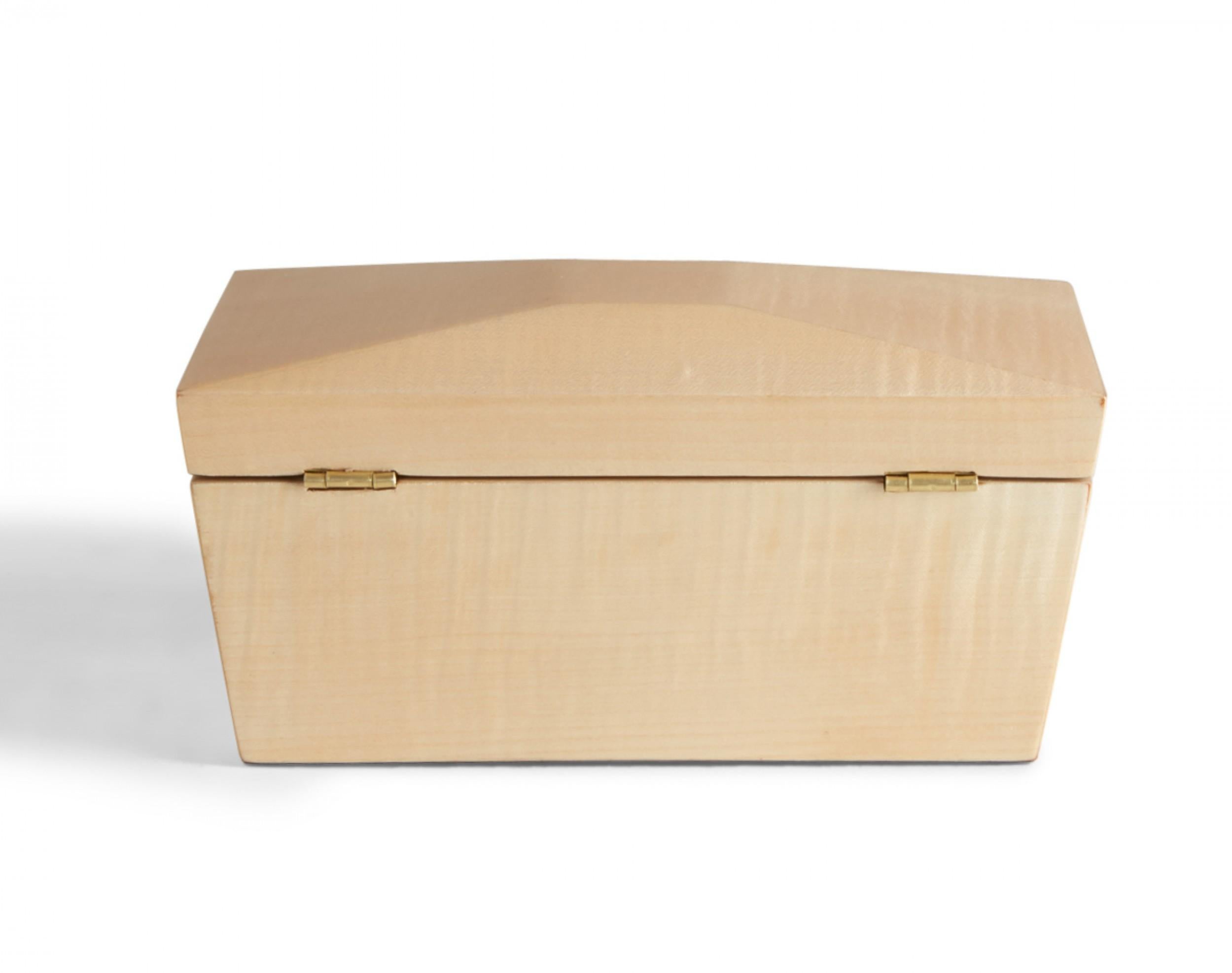 Zeitgenössische rechteckige dekorative Schachtel aus lackiertem blondem Ahornholz (21. Jahrhundert und zeitgenössisch) im Angebot