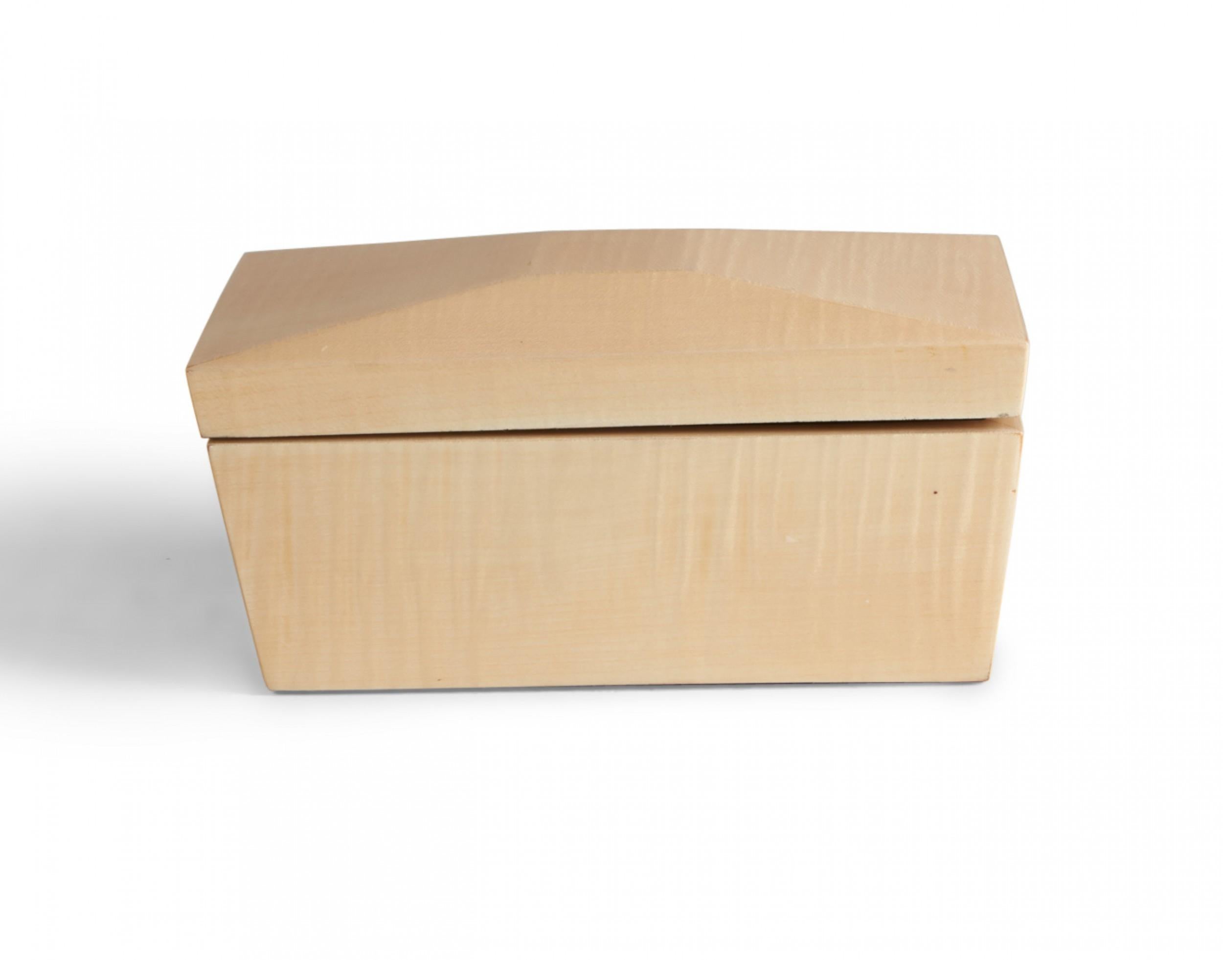 Zeitgenössische rechteckige dekorative Schachtel aus lackiertem blondem Ahornholz im Angebot 2