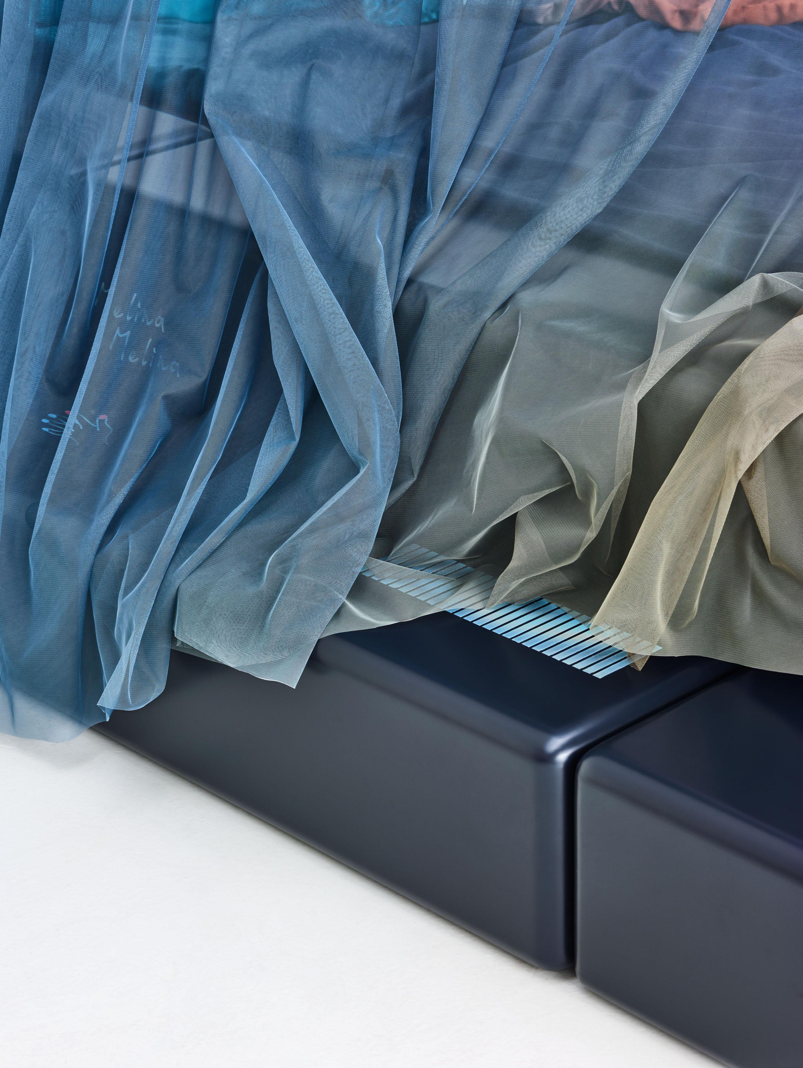 Zeitgenössisches Bett, blau lackiert, Melina Melina von Laurids Gallée & Justin Morin (Textil) im Angebot