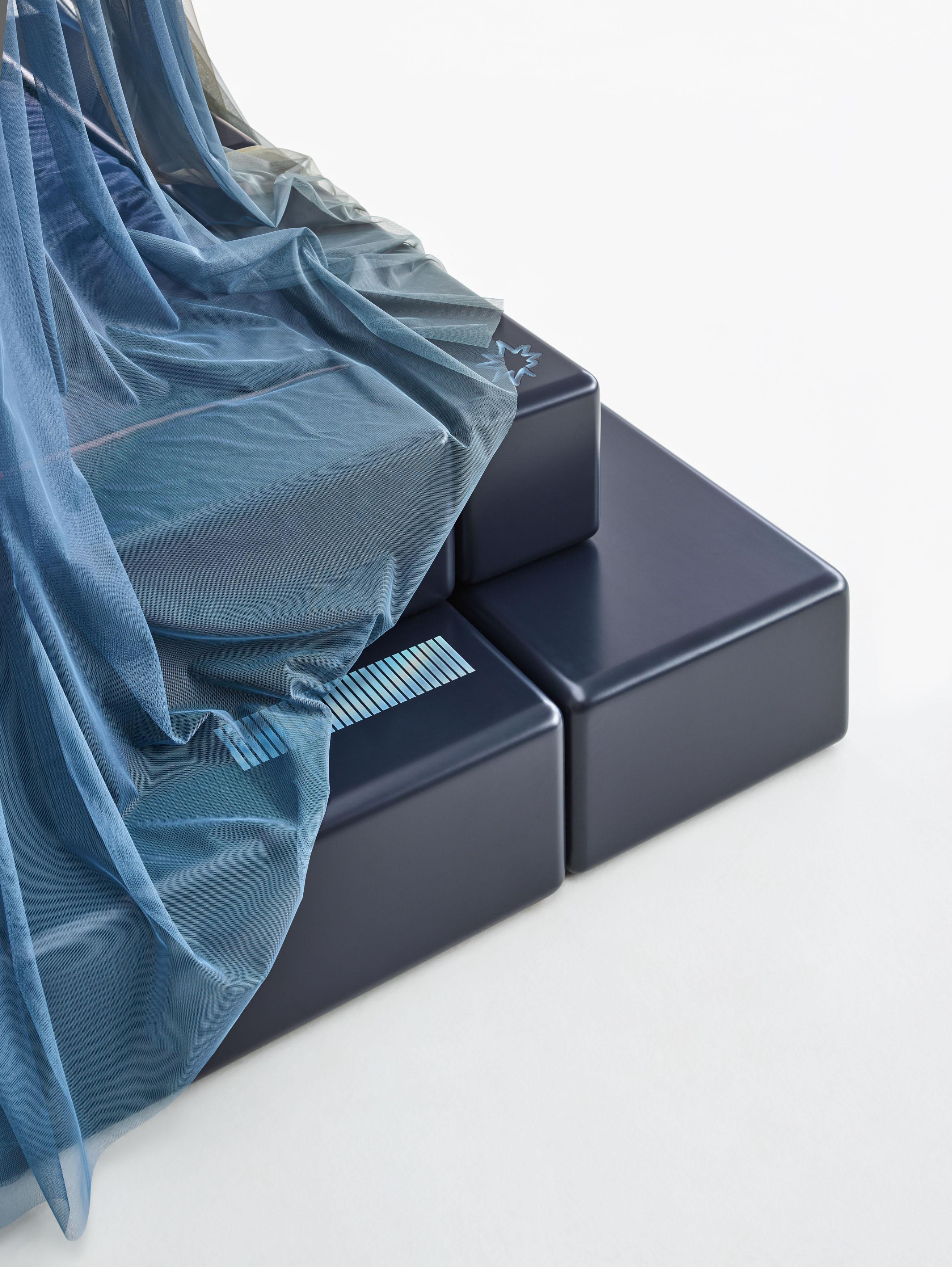 Zeitgenössisches Bett, blau lackiert, Melina Melina von Laurids Gallée & Justin Morin im Angebot 1