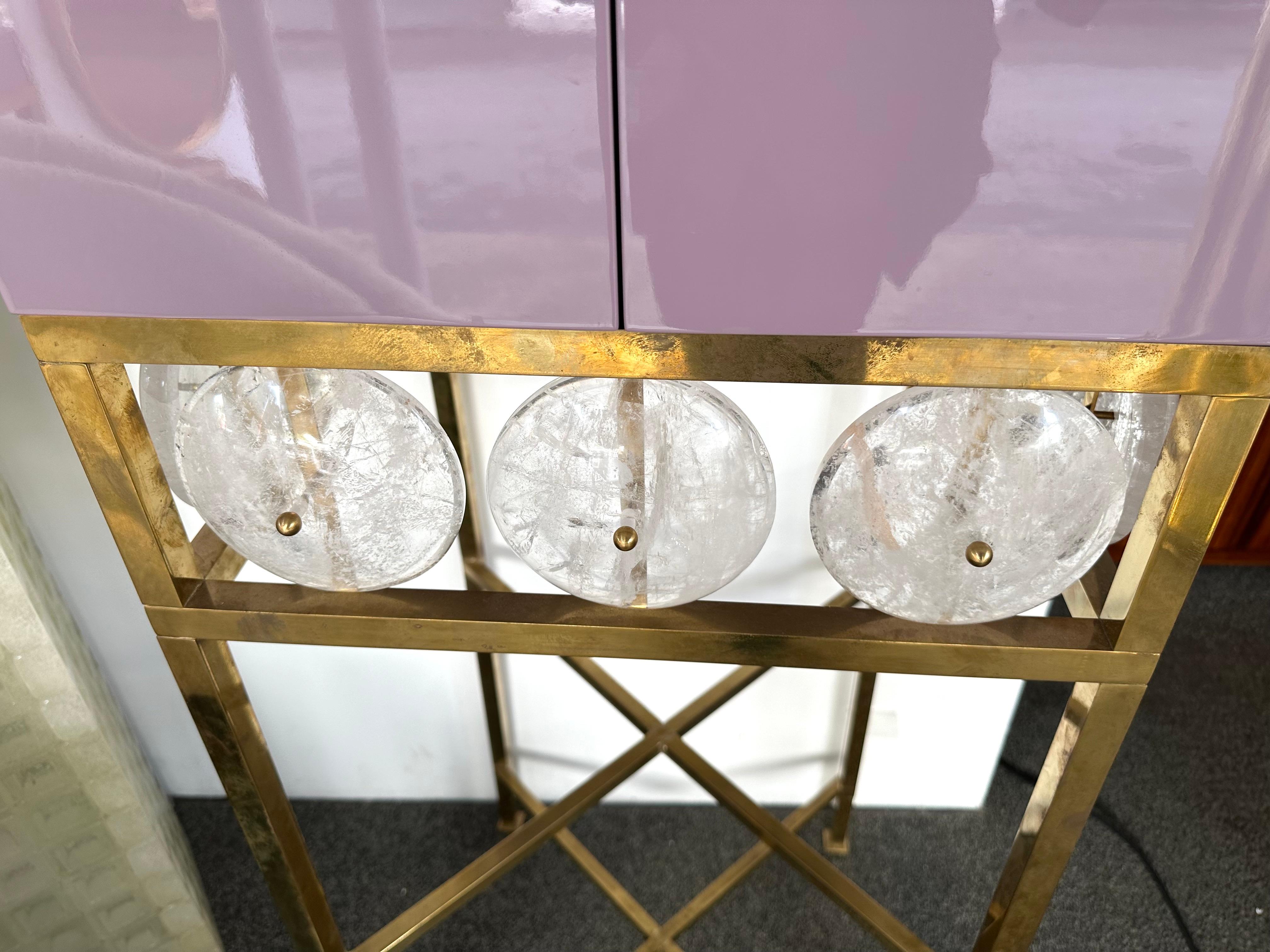 Armario contemporáneo de latón lacado con estrella de mar y cristal de roca. Italia Moderno de mediados de siglo en venta