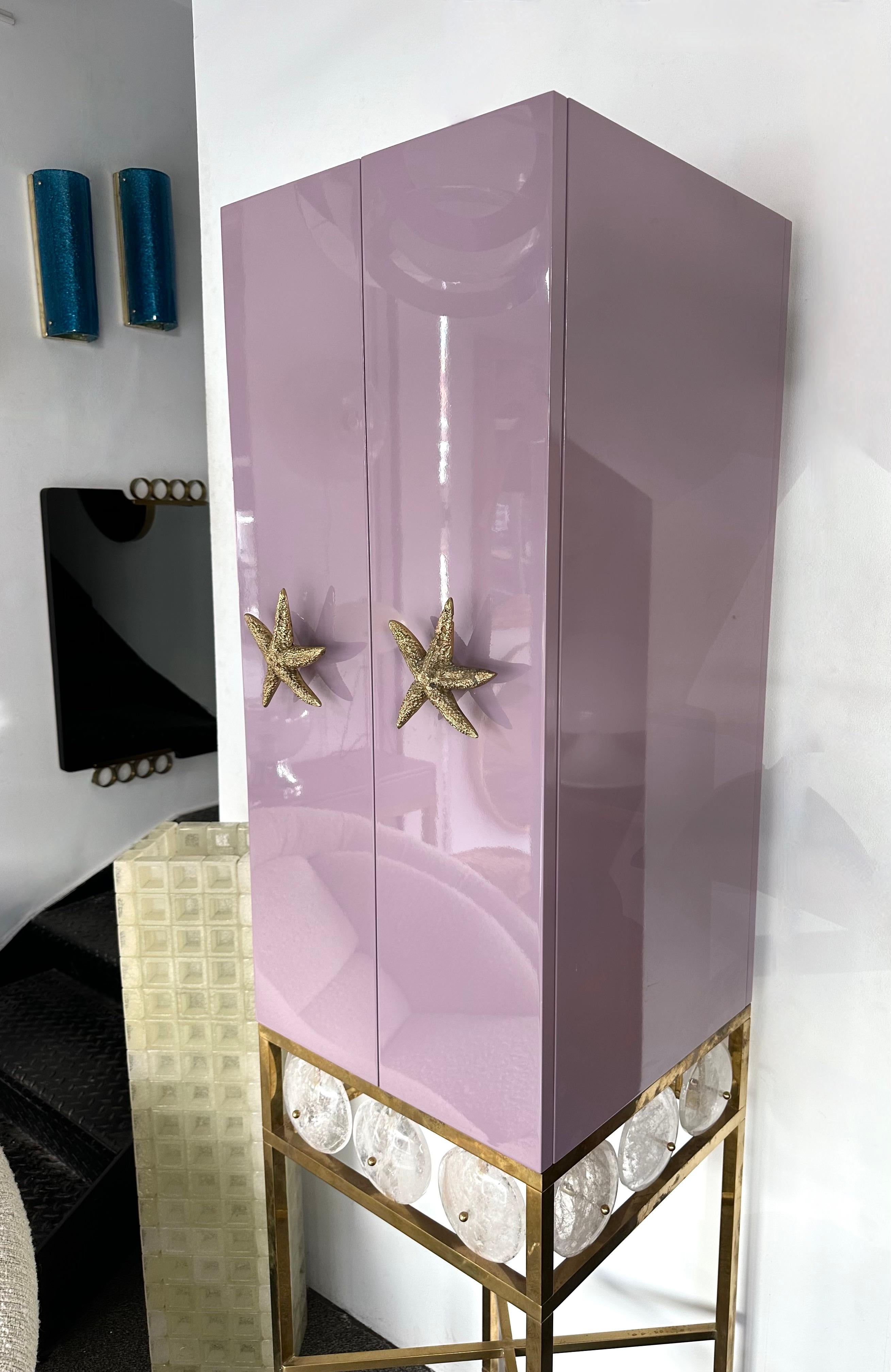 Mid-Century Modern Cabinet contemporain en laiton laqué avec étoile de mer et cristal de roche. Italie en vente