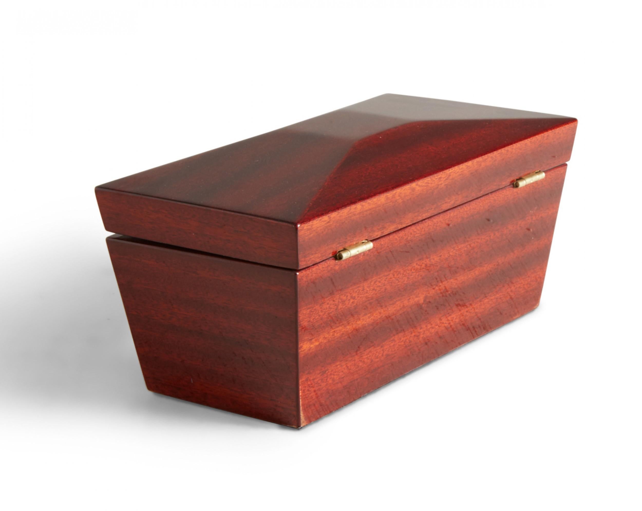 Zeitgenössische rechteckige dekorative Schachtel aus lackiertem Kirschbaumholz im Zustand „Gut“ im Angebot in New York, NY