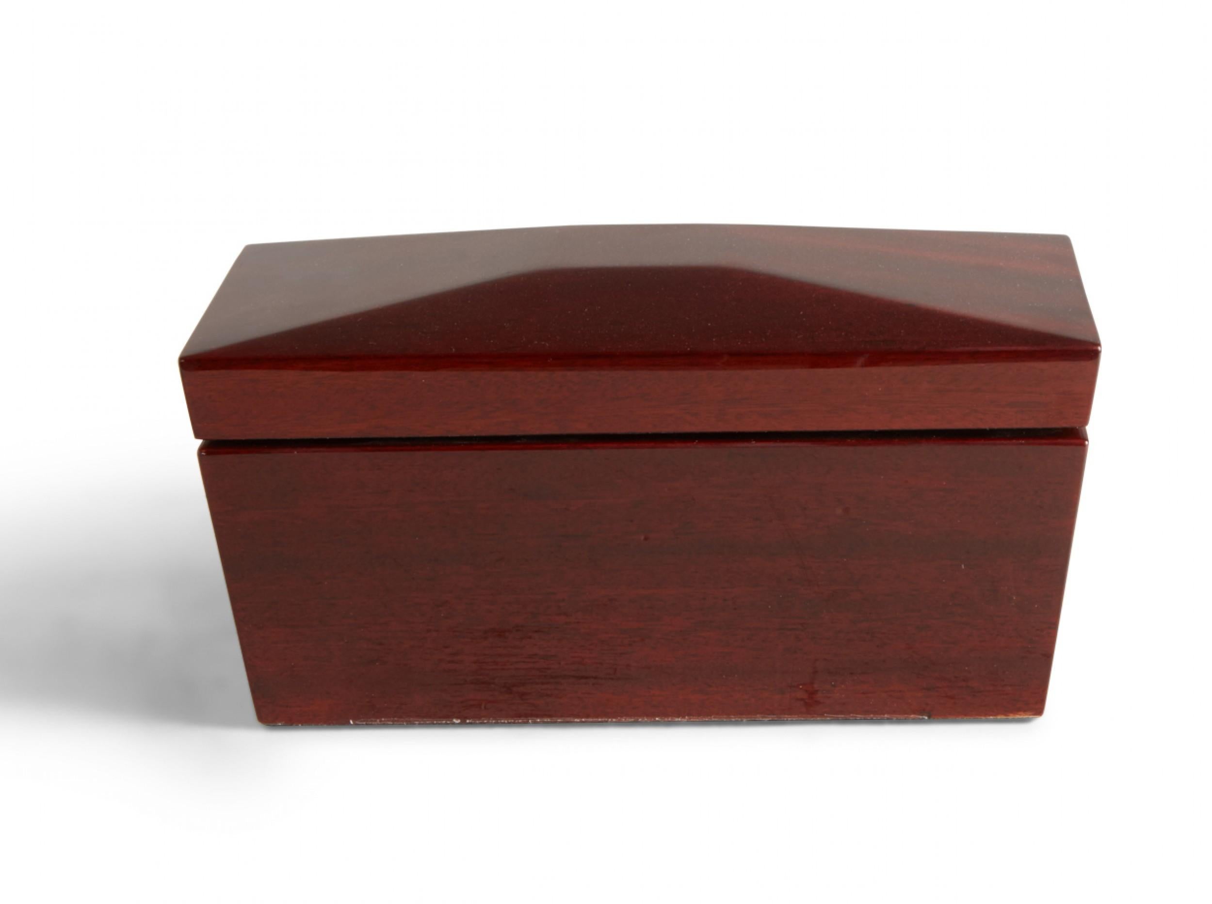 Zeitgenössische rechteckige dekorative Schachtel aus lackiertem Kirschbaumholz im Angebot 1