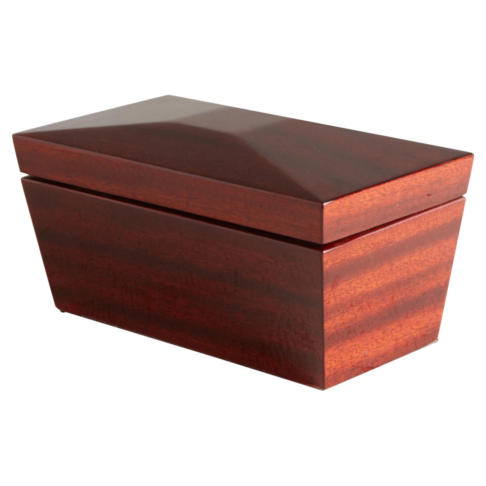 Zeitgenössische rechteckige dekorative Schachtel aus lackiertem Kirschbaumholz im Angebot