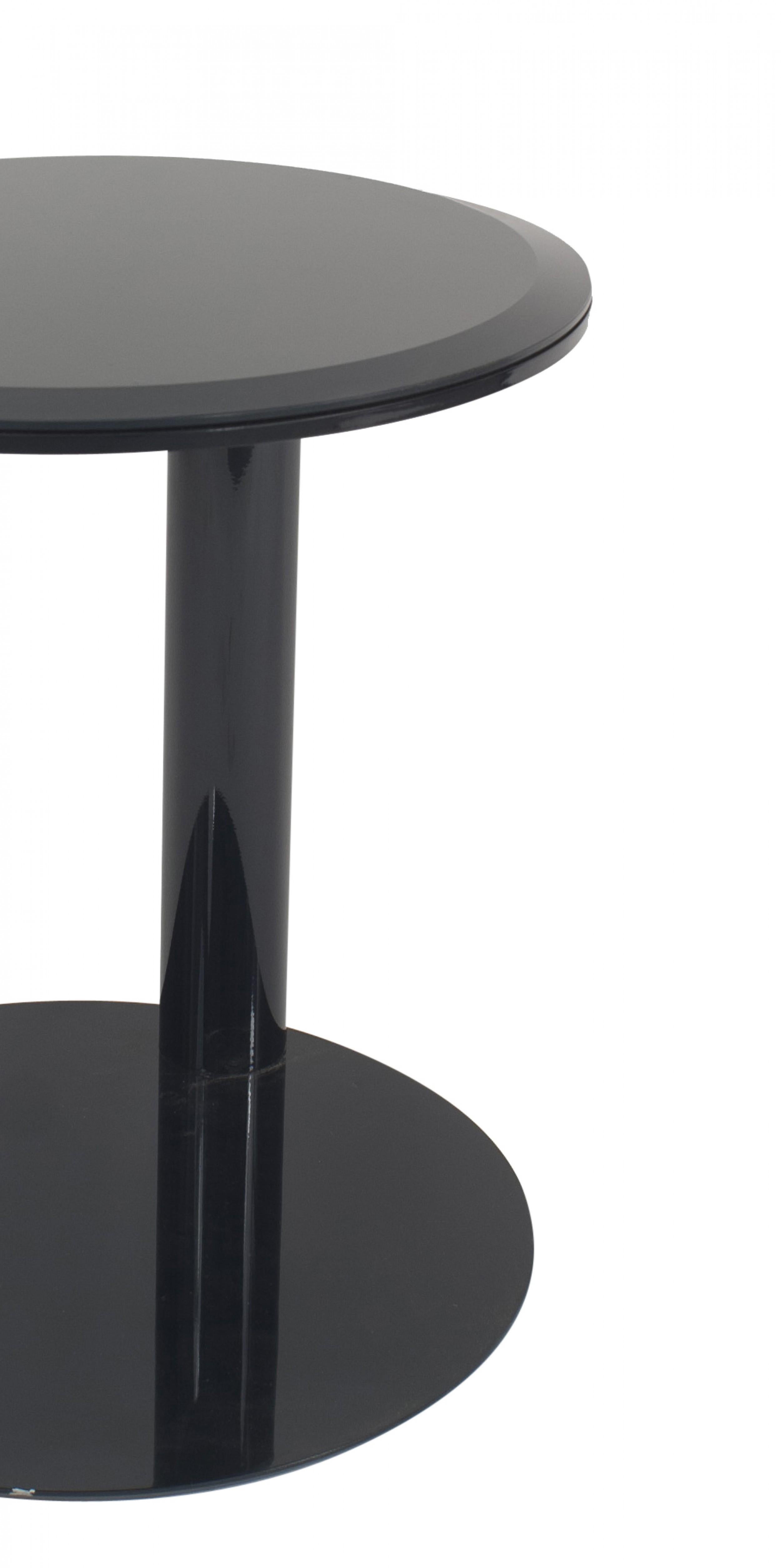 Moderne Table d'appoint contemporaine en verre laqué et métal en vente