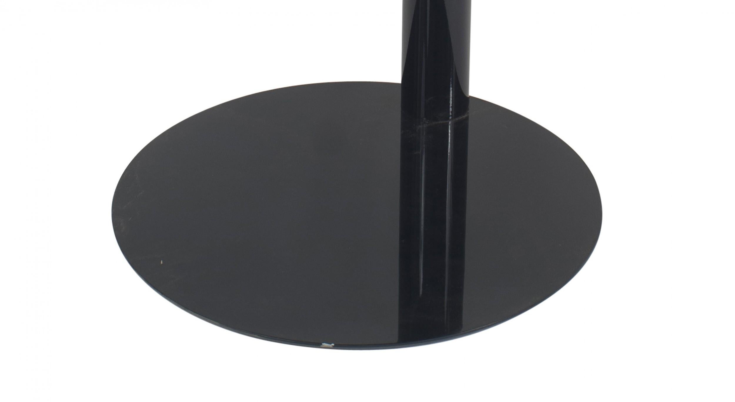 Inconnu Table d'appoint contemporaine en verre laqué et métal en vente