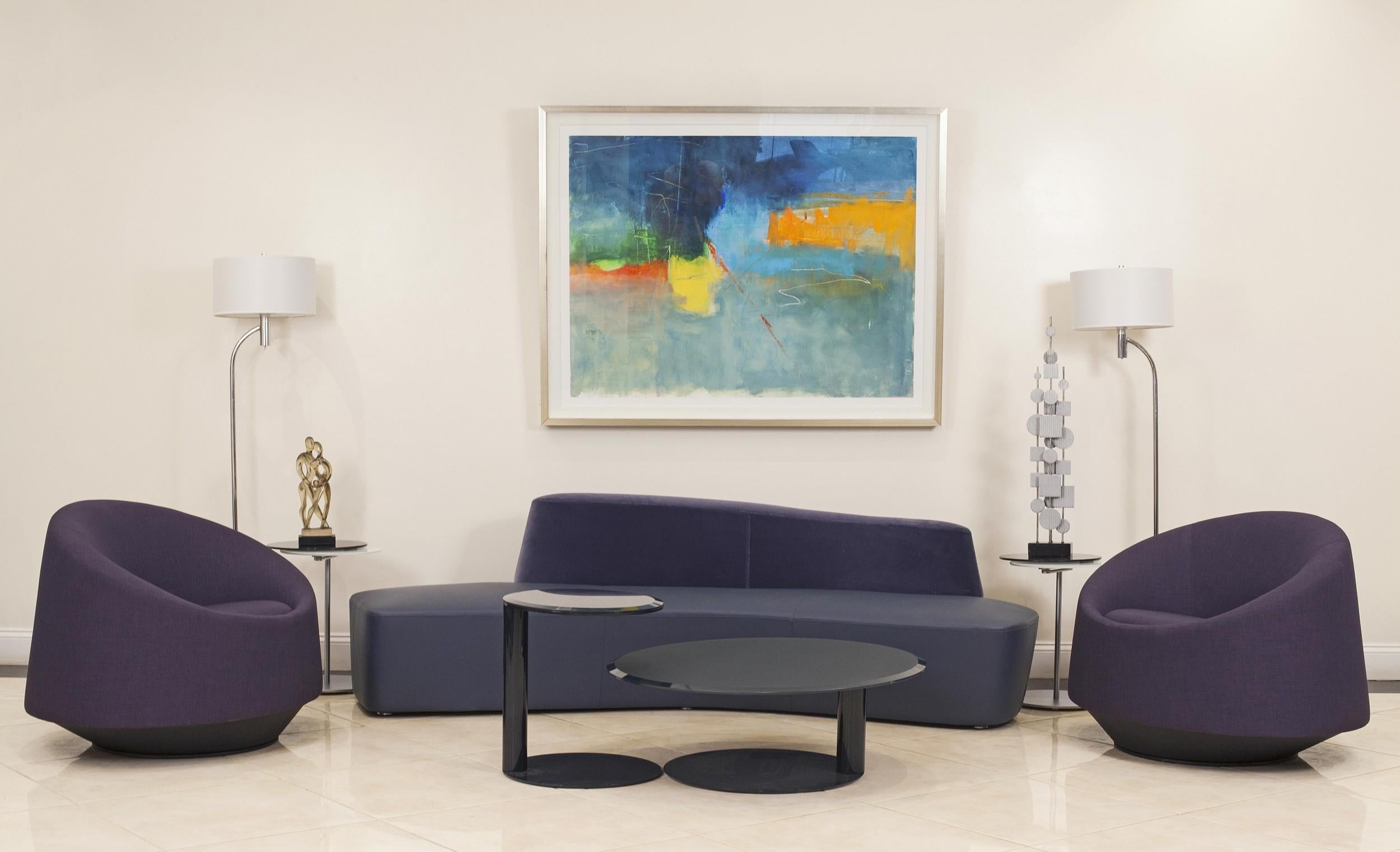 Biseauté Table d'appoint contemporaine en verre laqué et métal en vente