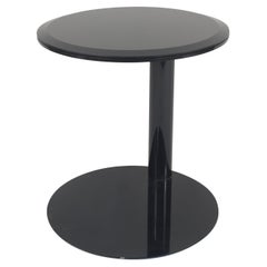 Mesa auxiliar contemporánea de metal y cristal lacado