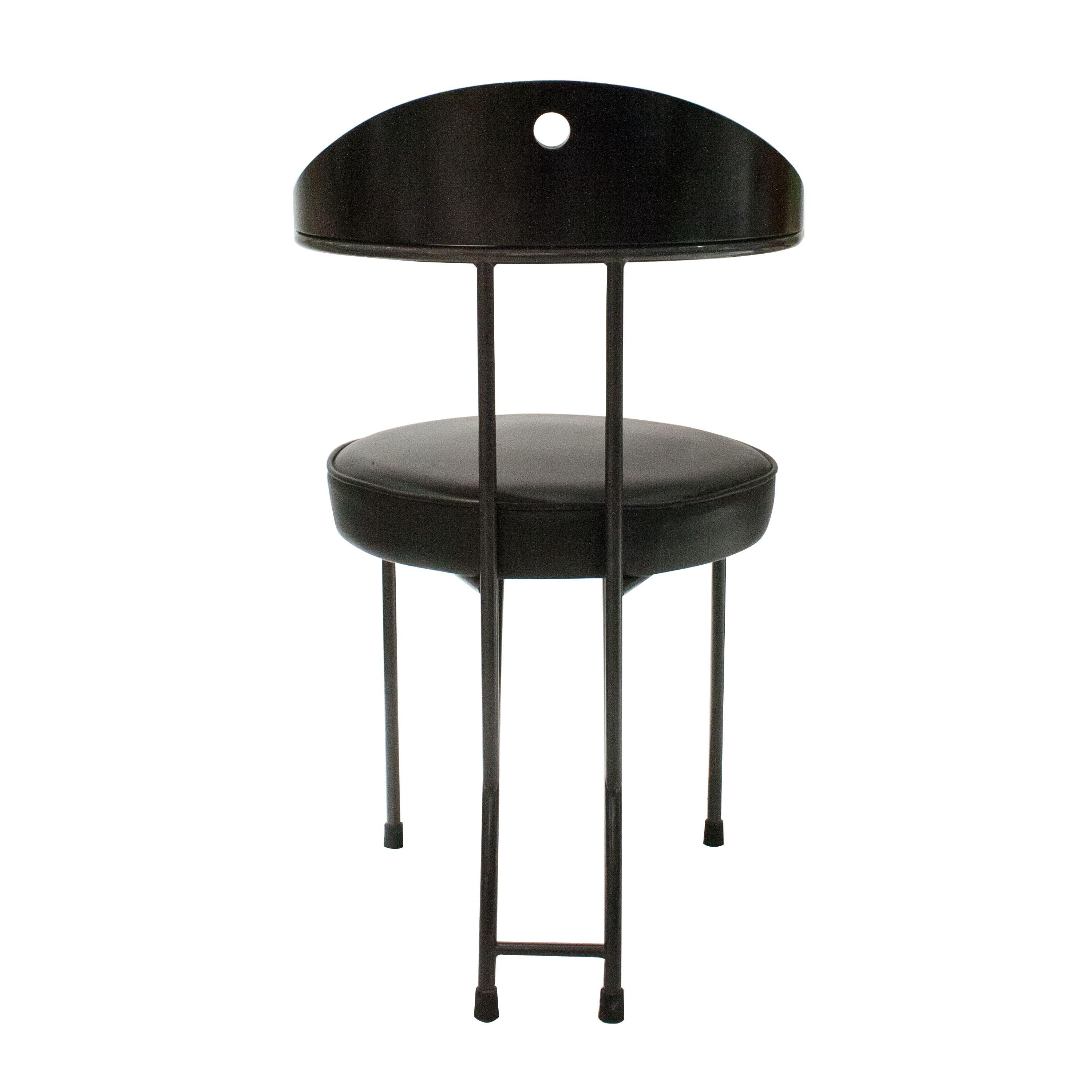 italien Ensemble de quatre chaises de style Memphis en fer laqué et en simili-cuir noir, Italie, 1980 en vente