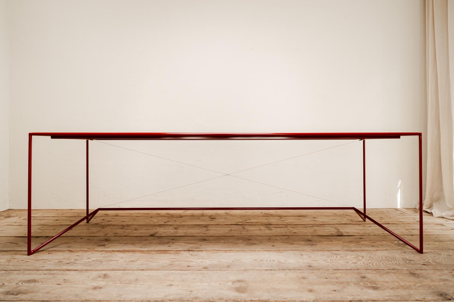 Table contemporaine en acier laqué en vente 4