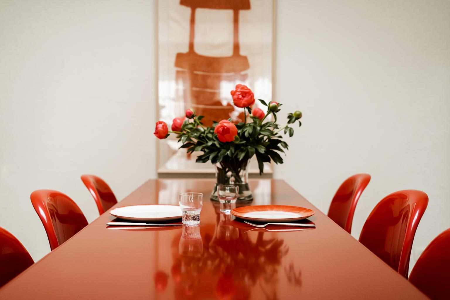 Table contemporaine en acier laqué en vente 5