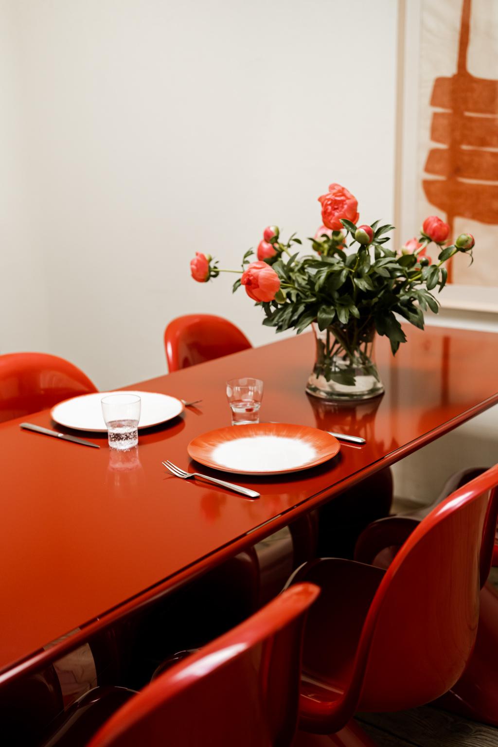 Table contemporaine en acier laqué en vente 8