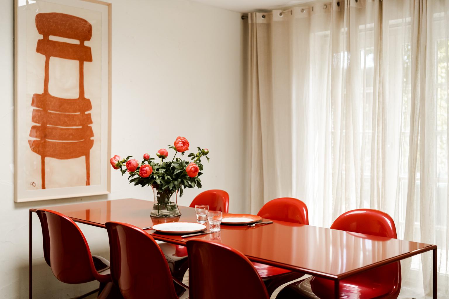Table contemporaine en acier laqué en vente 10
