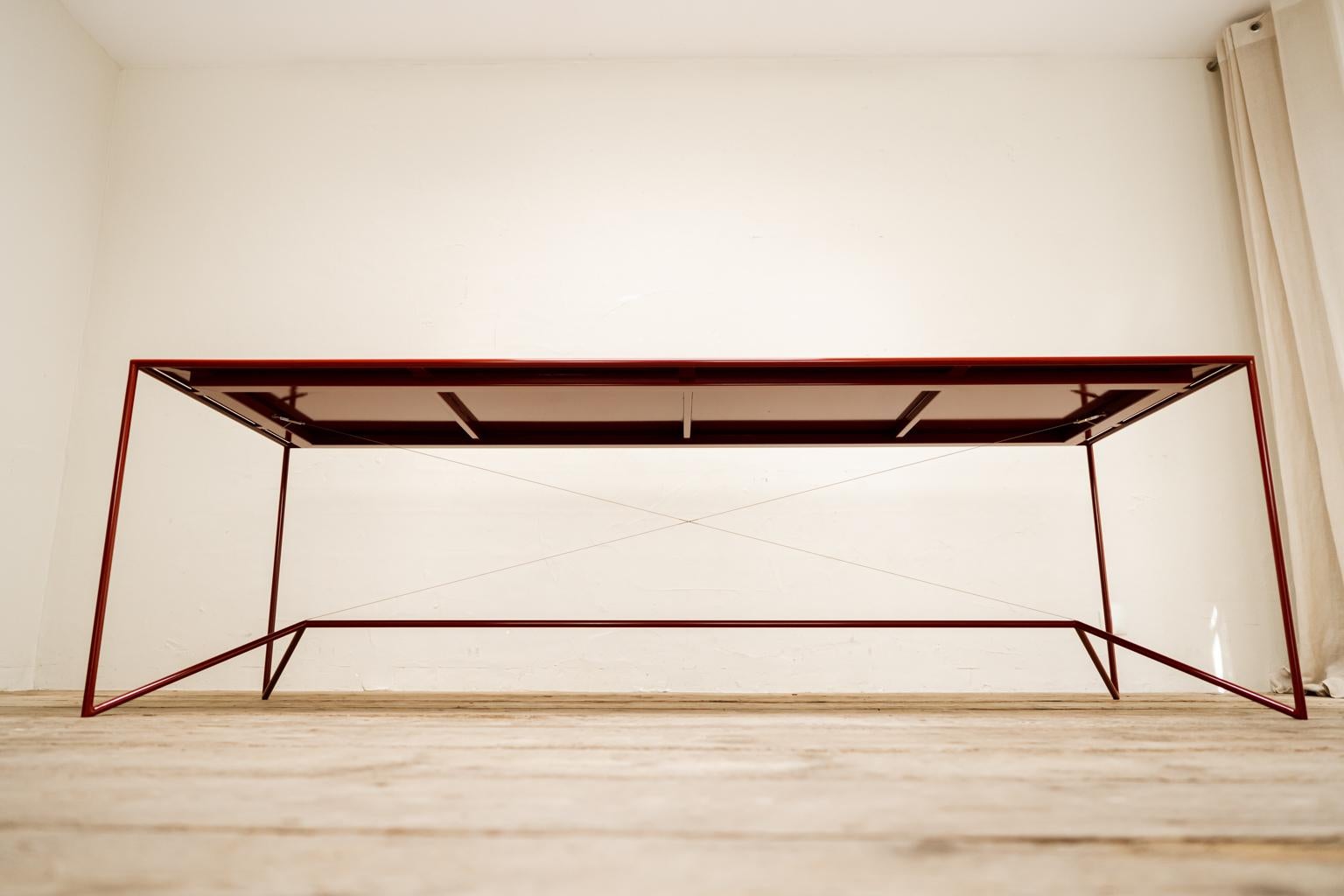 Table contemporaine en acier laqué en vente 11