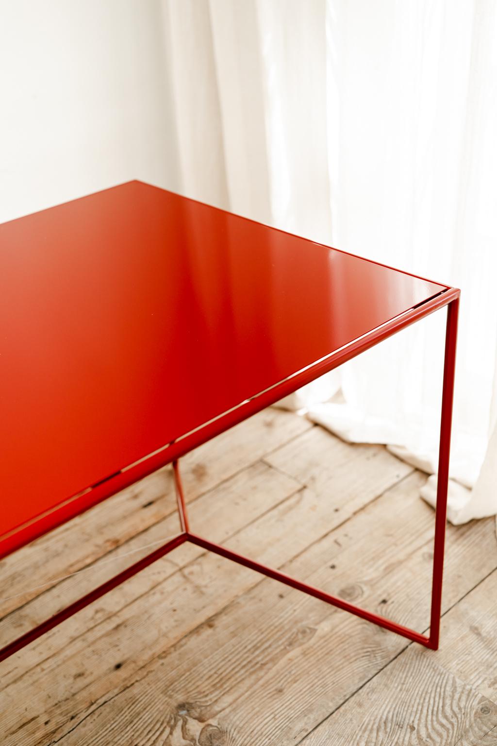 Belge Table contemporaine en acier laqué en vente