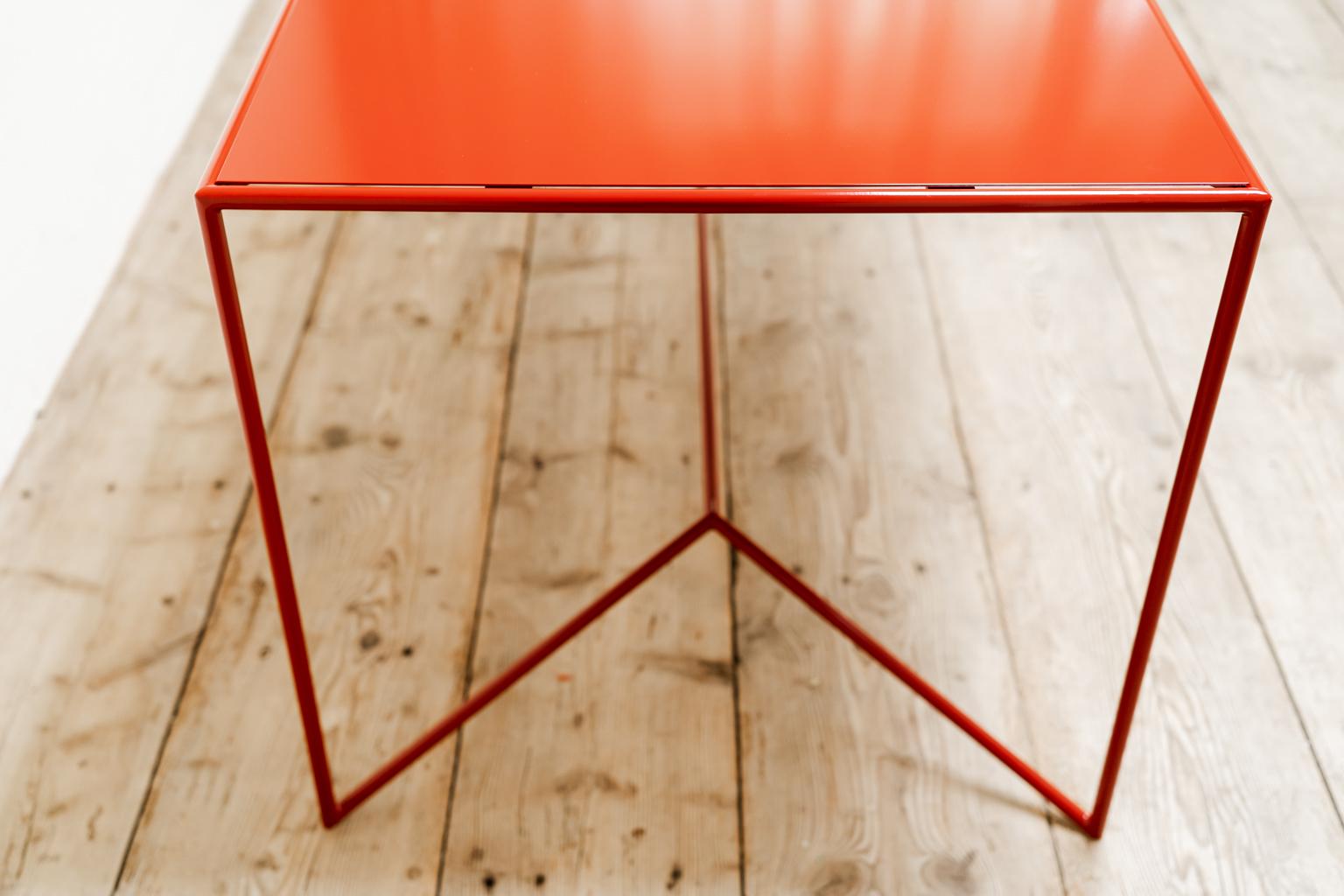 Laqué Table contemporaine en acier laqué en vente