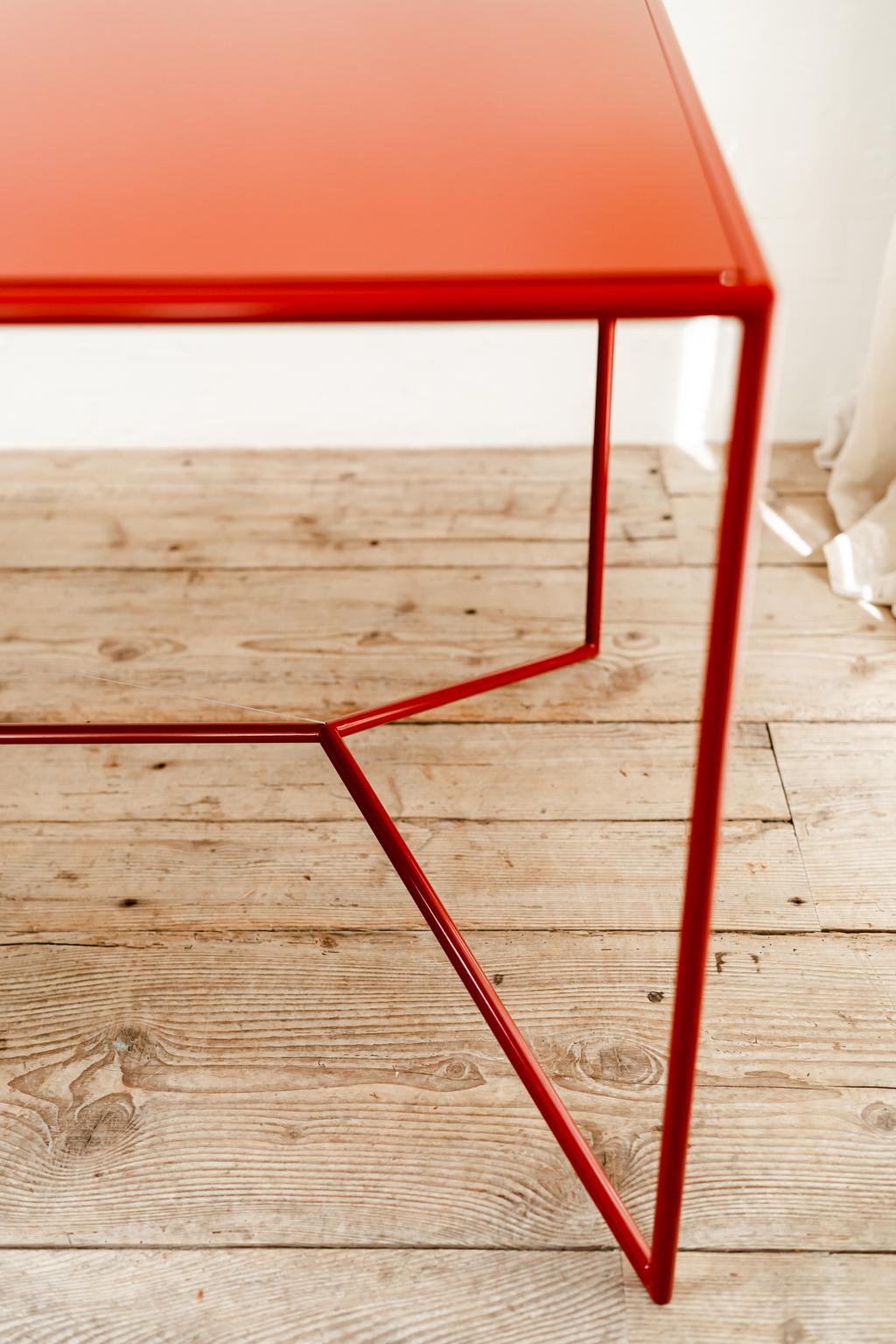 XXIe siècle et contemporain Table contemporaine en acier laqué en vente