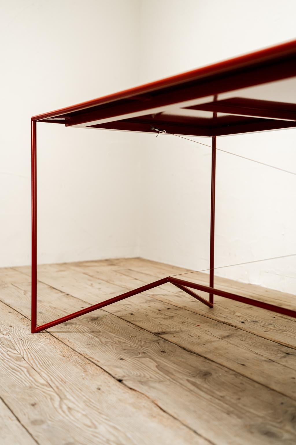 Acier Table contemporaine en acier laqué en vente