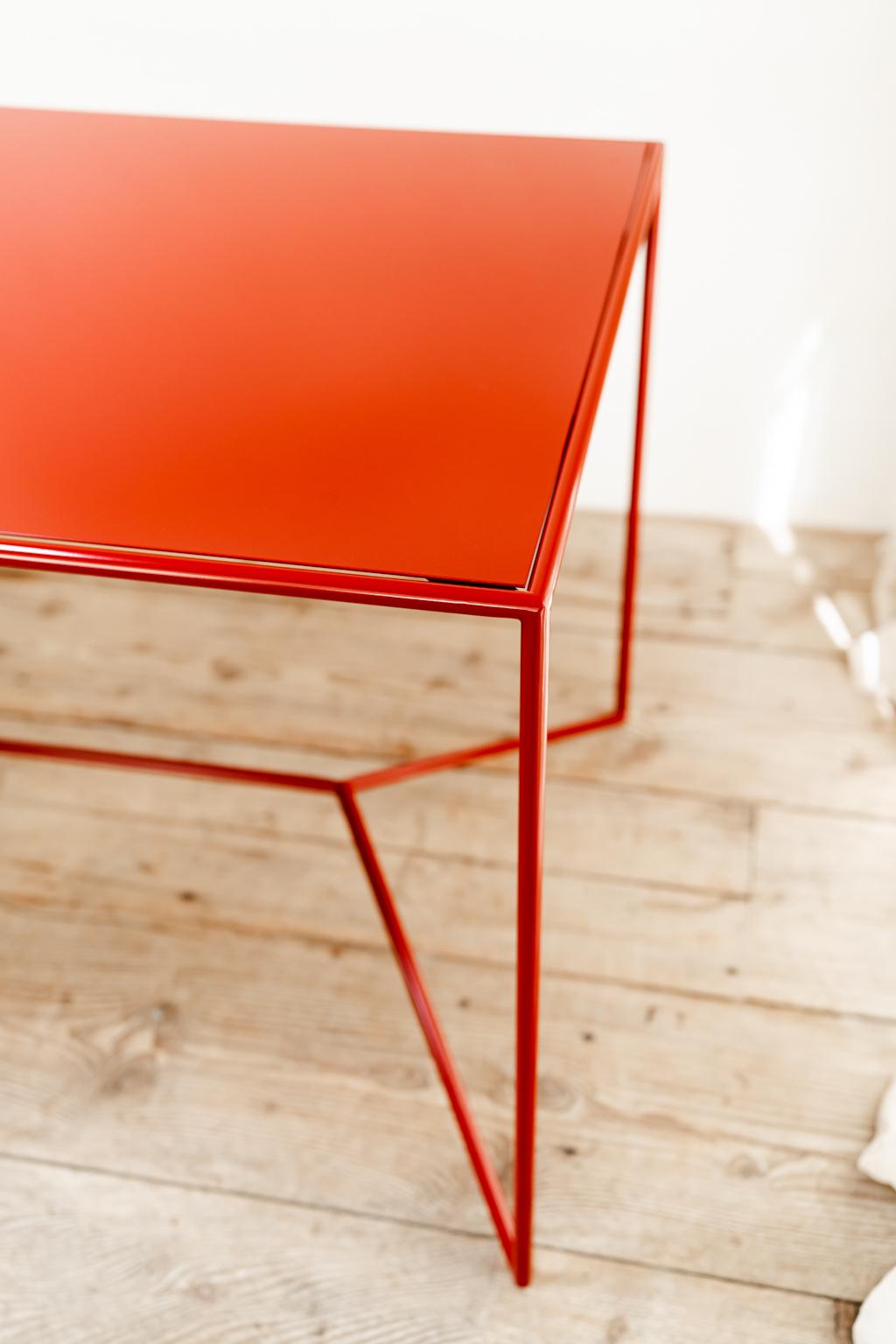 Table contemporaine en acier laqué en vente 1