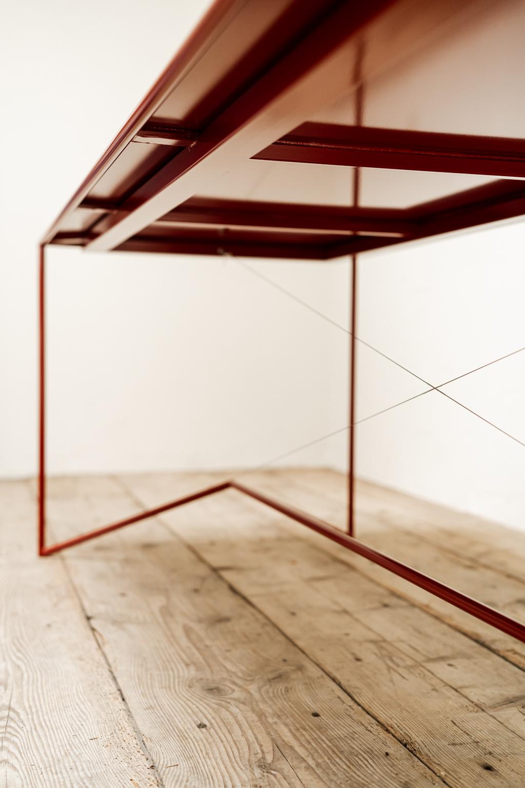 Table contemporaine en acier laqué en vente 2