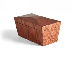 Zeitgenössische rechteckige dekorative Schachtel aus lackiertem Tigerahornholz