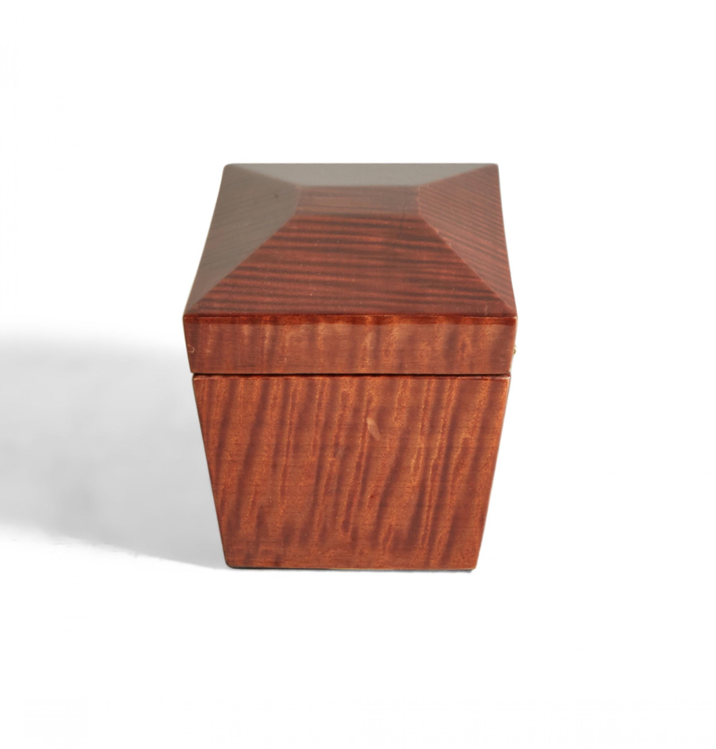 Boîte décorative rectangulaire contemporaine laquée en érable tigré Bon état - En vente à New York, NY