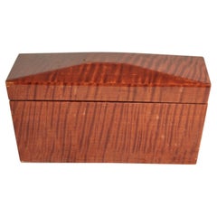 Zeitgenössische rechteckige dekorative Schachtel aus lackiertem Tigerahornholz