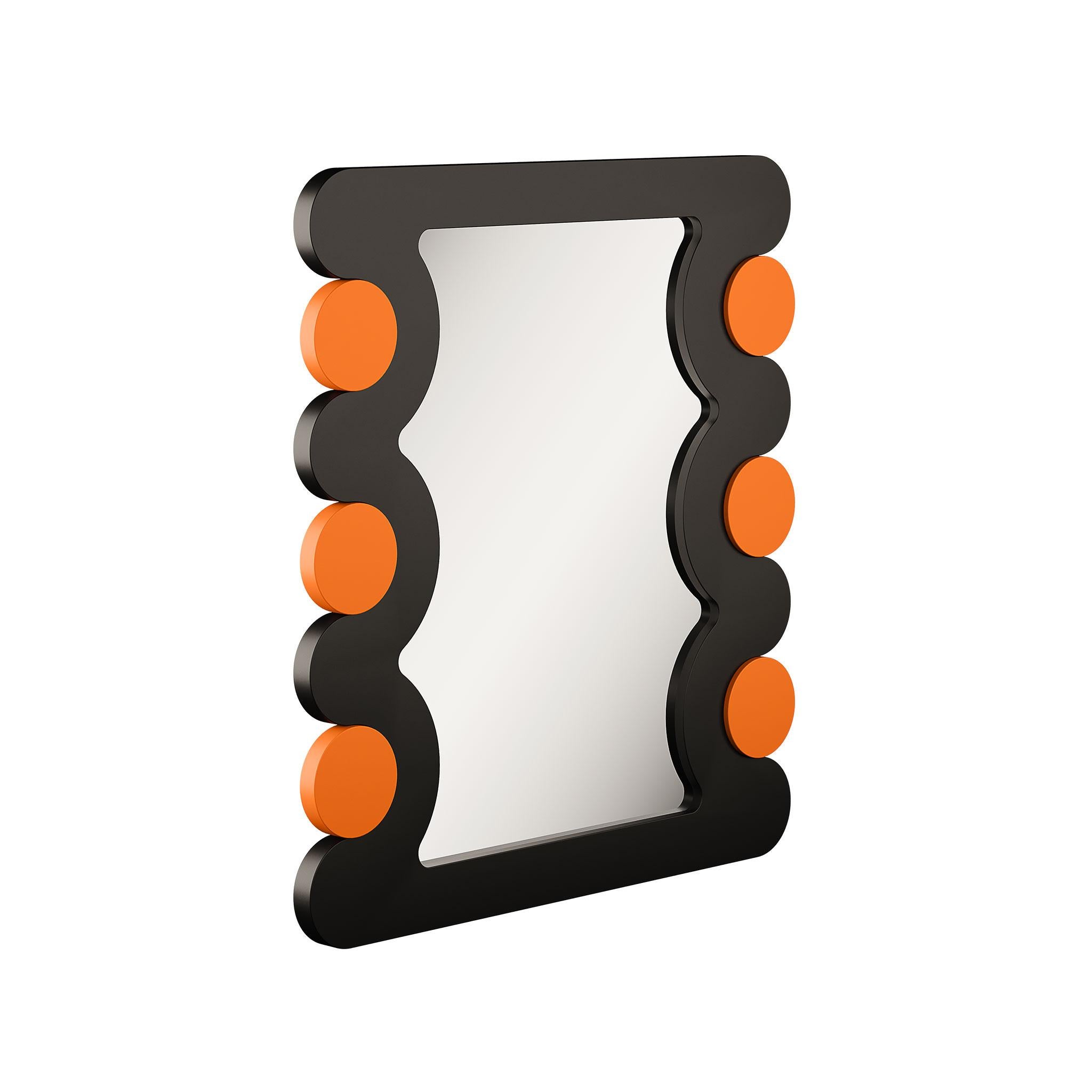 Élevez l'esthétique de votre espace avec notre Miroir contemporain en bois laqué, dans des teintes orange et noires vibrantes, méticuleusement sculpté et fabriqué à la main. Ce miroir n'est pas seulement un objet fonctionnel, mais une expression