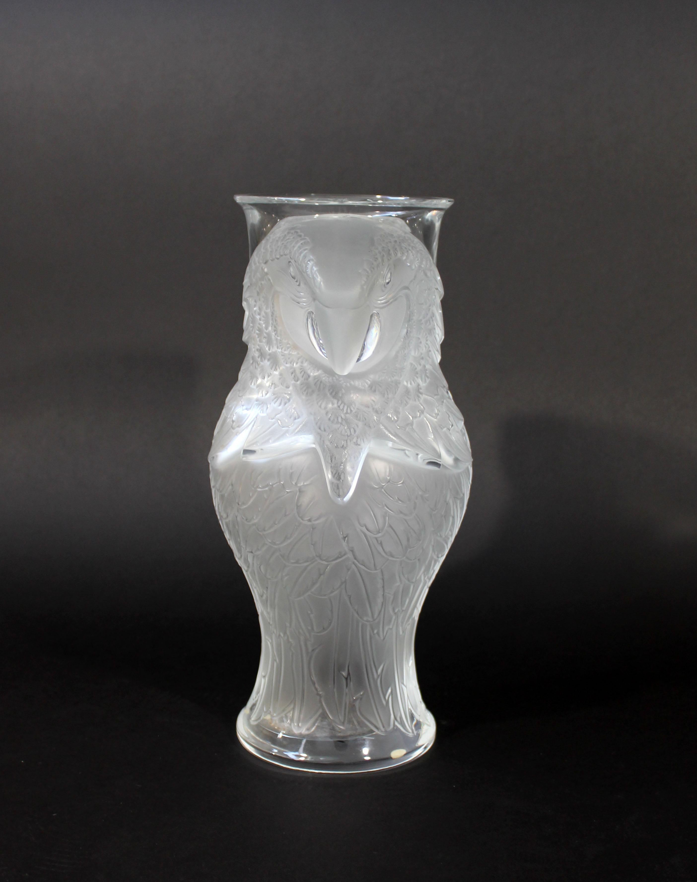 Contemporary Lalique France Crystal Glass Macao Macaw Vase Table Sculpture In Good Condition In Keego Harbor, MI
