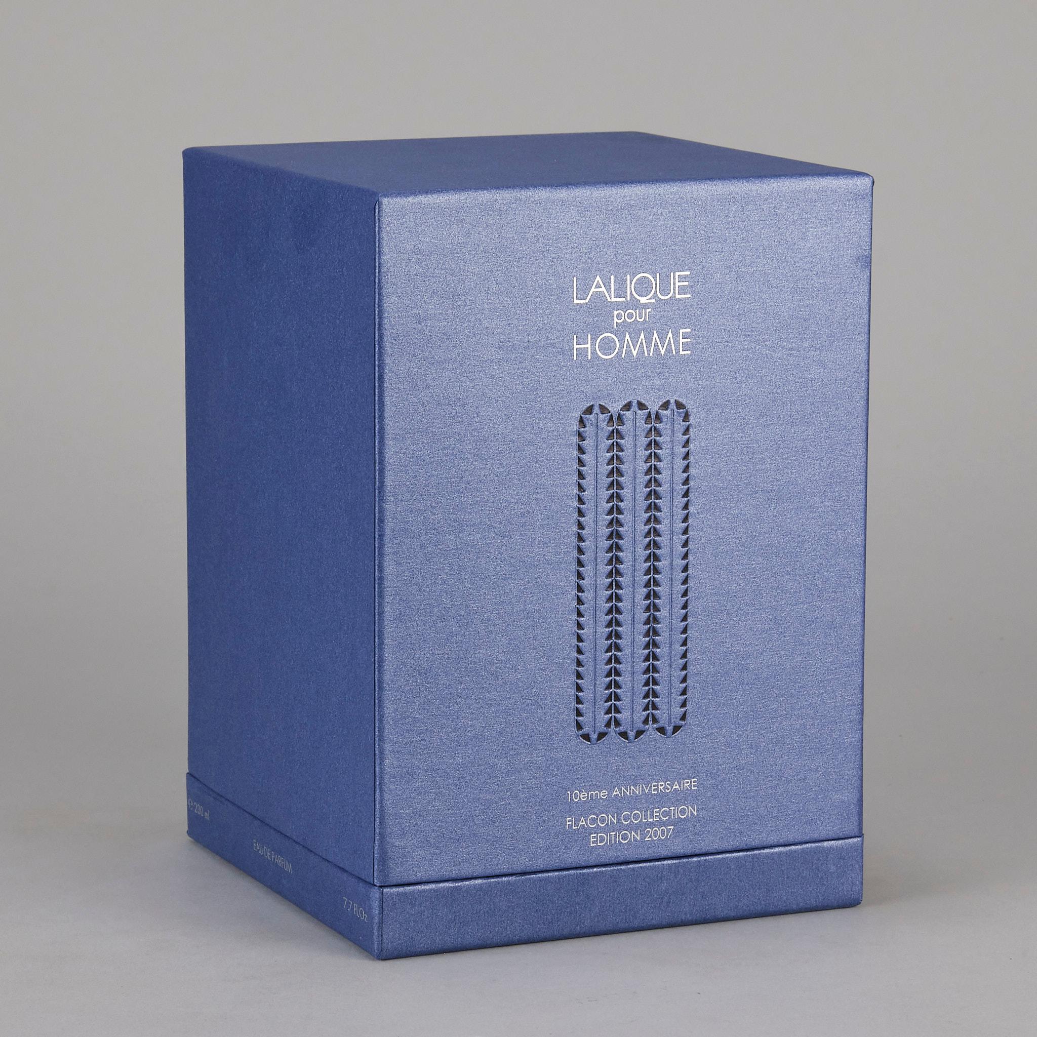 Français Flacon à parfum contemporain de Lalique intitulé 