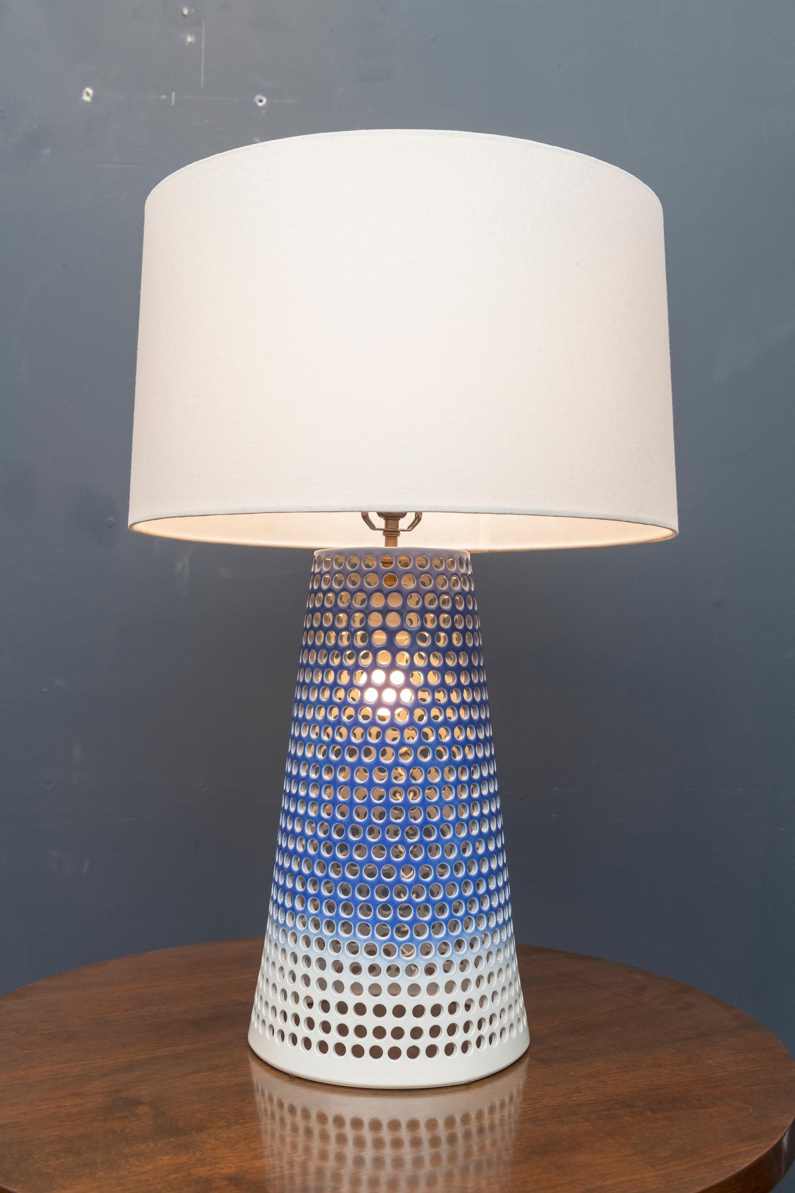 Elegante große Keramiklampe, entworfen von Ryan Mennealy 2012, signiert. Doppelsteckdosen, die zusammen gedreht oder separat beleuchtet werden können.