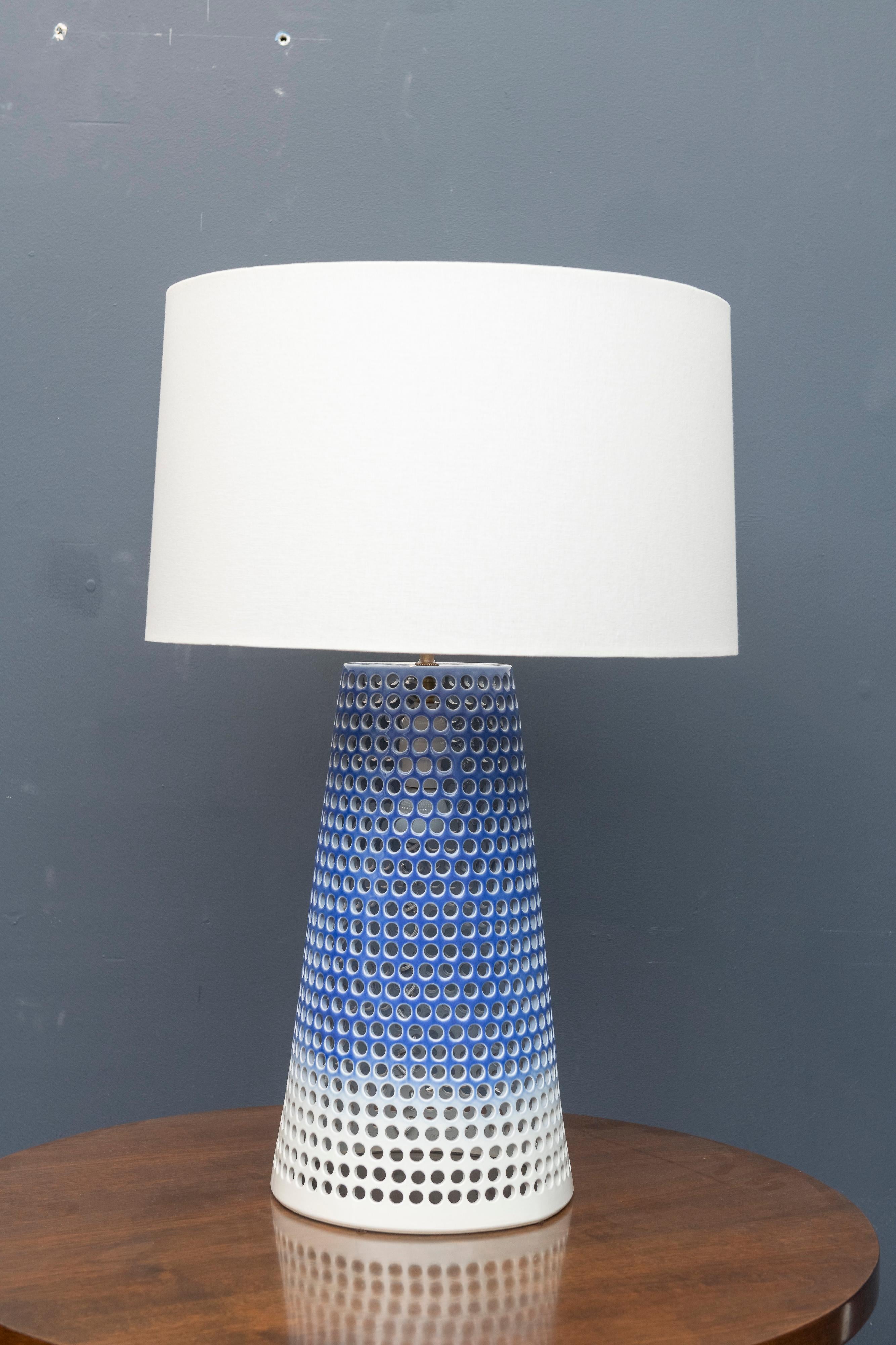 Zeitgenössische Lampe von Ryan Mennealy (Keramik)