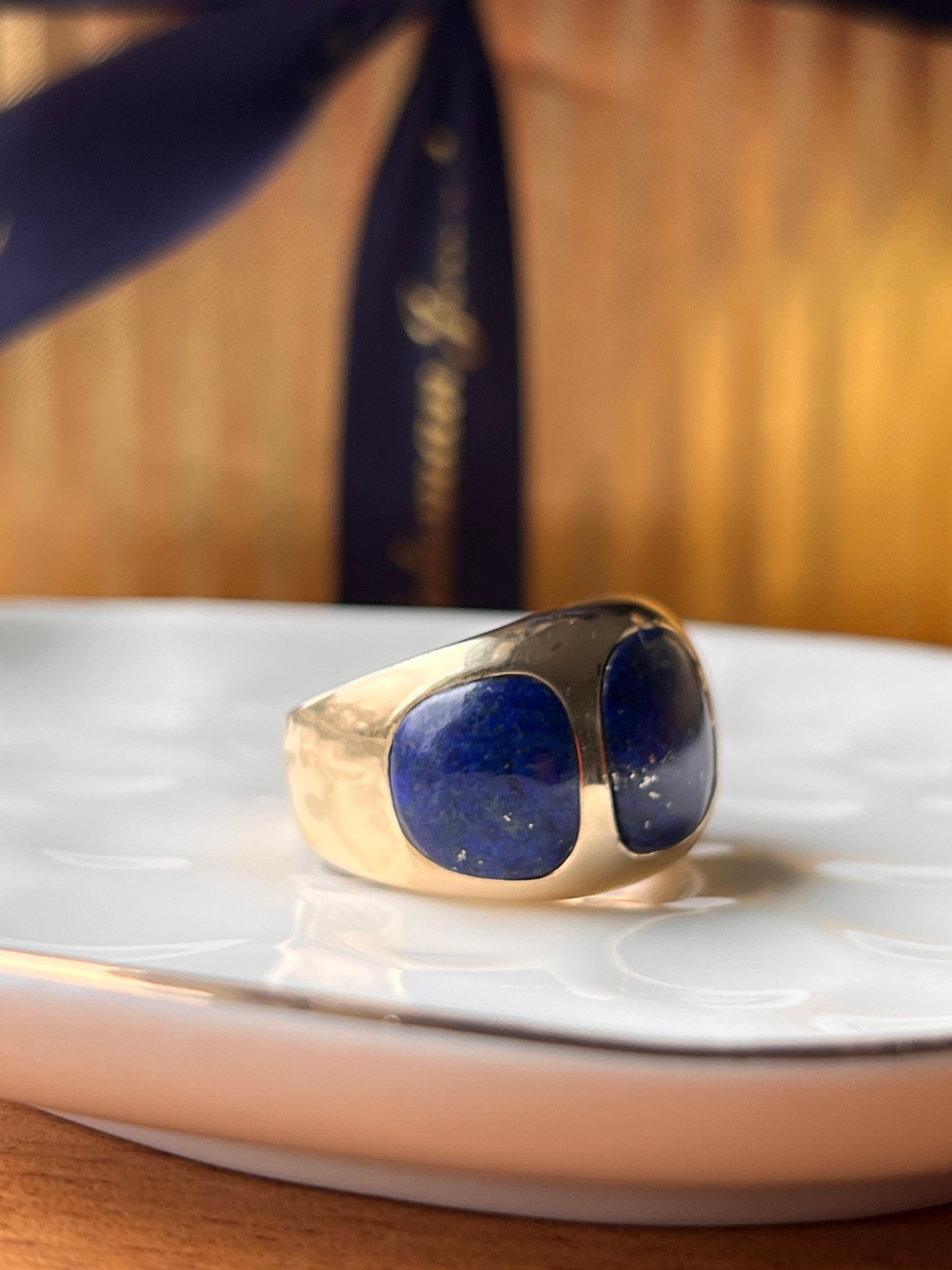 Poli au tonneau Contemporary Lapis Lazuli 14k Yellow Gold Statement Ring en vente