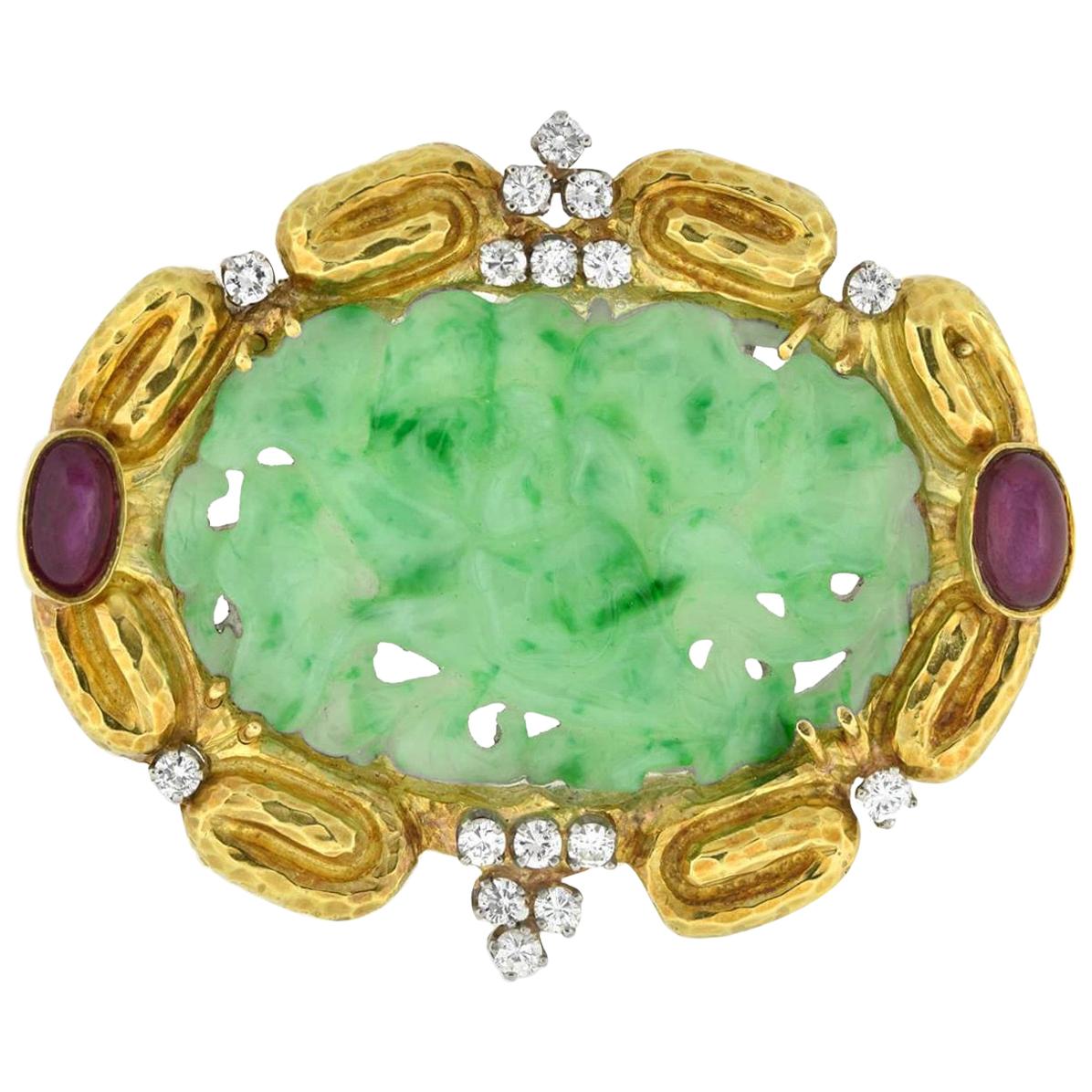 Grande broche contemporaine en or 18 carats sculptée de jade, rubis et diamants