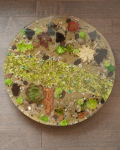Zeitgenössischer großer Acryl-Torten-Servierteller mit Kunstpflanzgefäßen