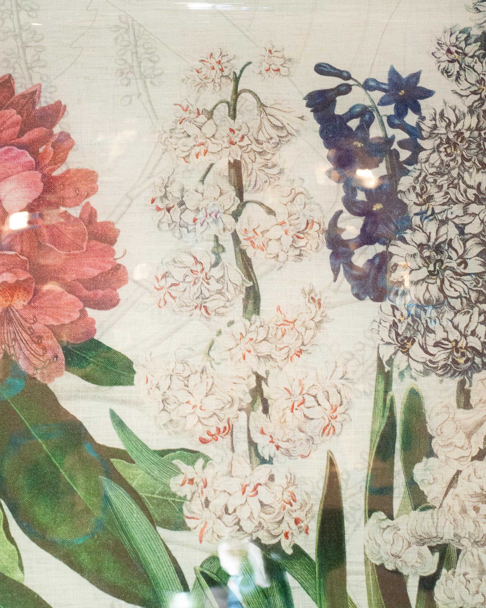 Una gran bandeja de servir con asas, fabricada en acrílico y lino estampado con motivos florales. Fabricadas en Francia, estas bandejas florales para servir son un accesorio funcional y bonito. Con su brillo transparente y los refinados motivos del