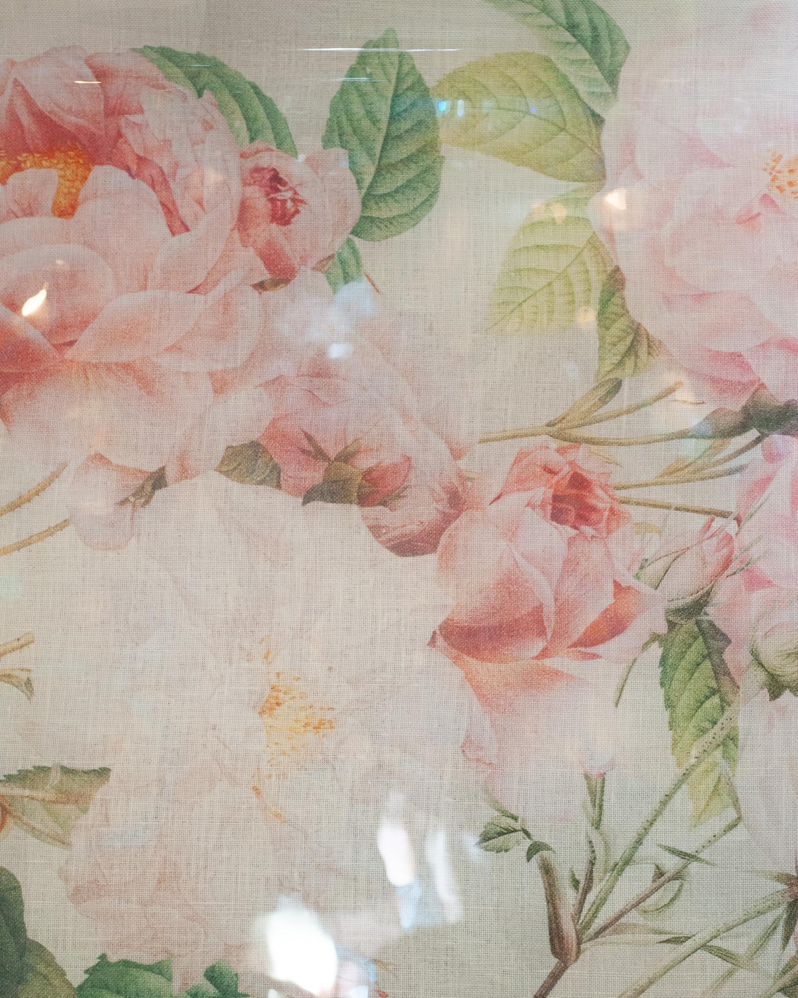 Una gran bandeja de servir con asas, fabricada en acrílico y lino estampado con motivos florales. Fabricadas en Francia, estas bandejas florales para servir son un accesorio funcional y bonito. Con su brillo transparente y los refinados motivos del
