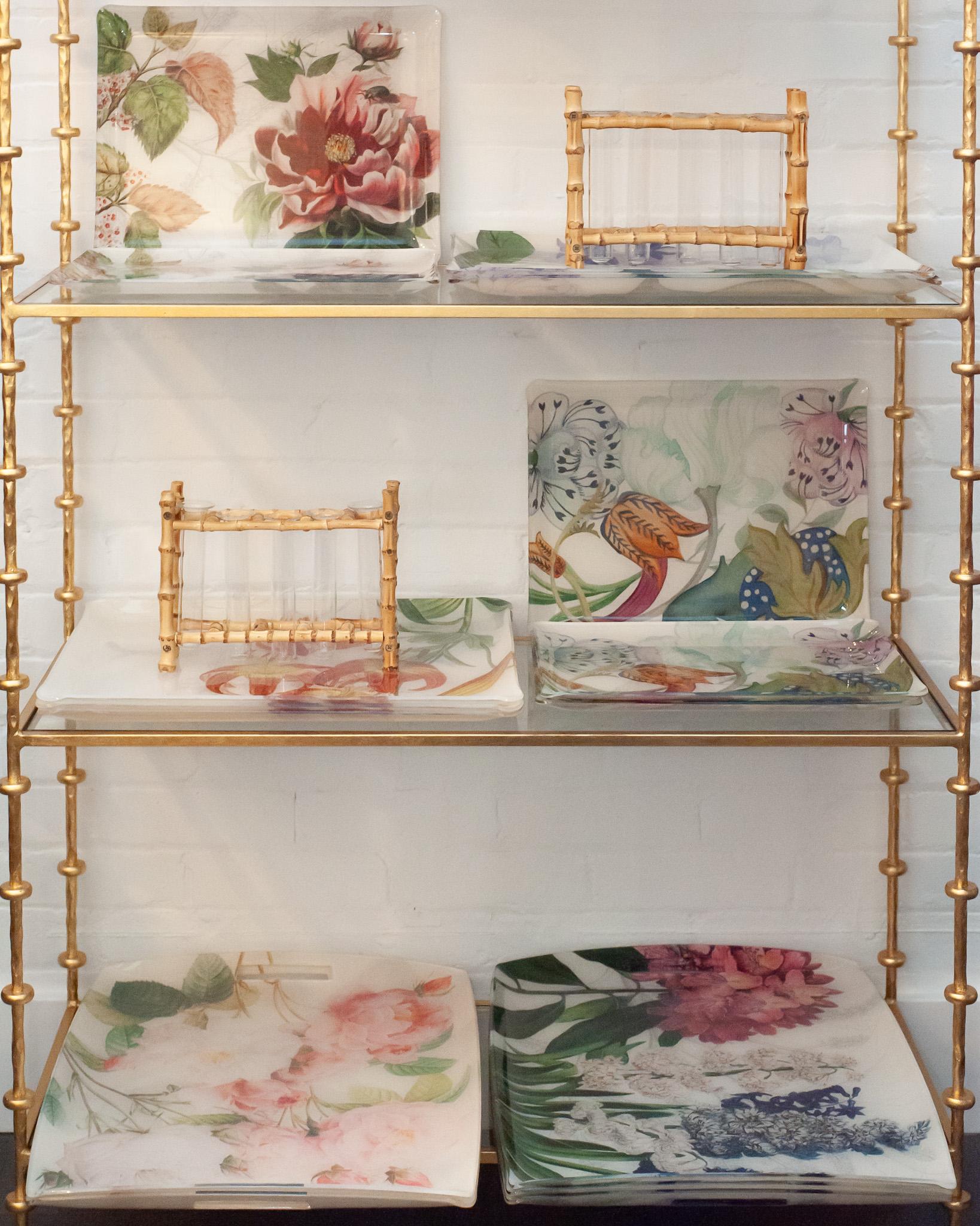 Bandeja acrílica grande contemporánea para servir con lino capturado estampado de flores Francés en venta
