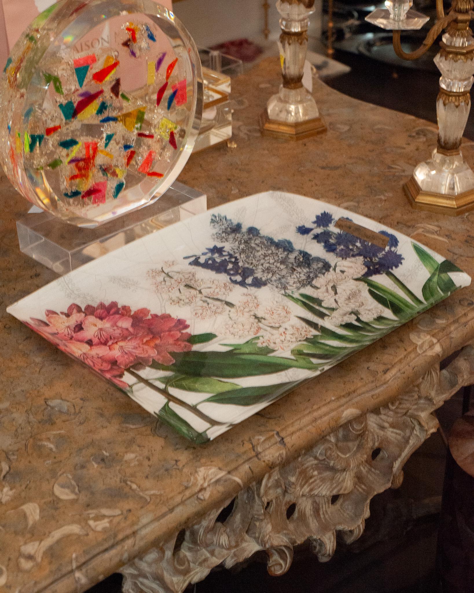 Bandeja acrílica grande contemporánea para servir con lino capturado estampado de flores en Nuevo estado para la venta en Toronto, ON