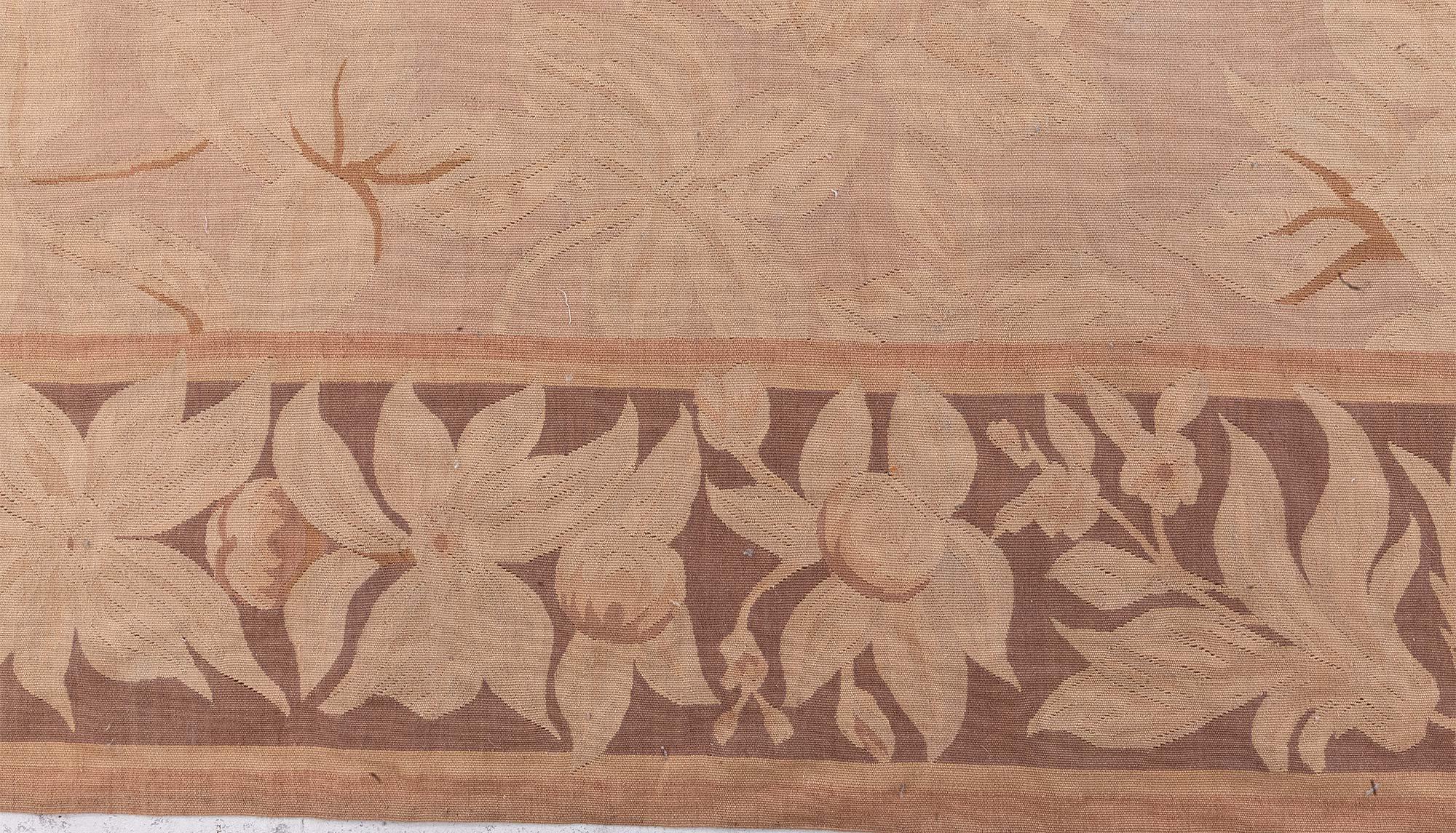 Tappeto contemporaneo di grandi dimensioni con design Aubusson, realizzato a mano da Doris Leslie Blau.
Dimensioni: 14'0