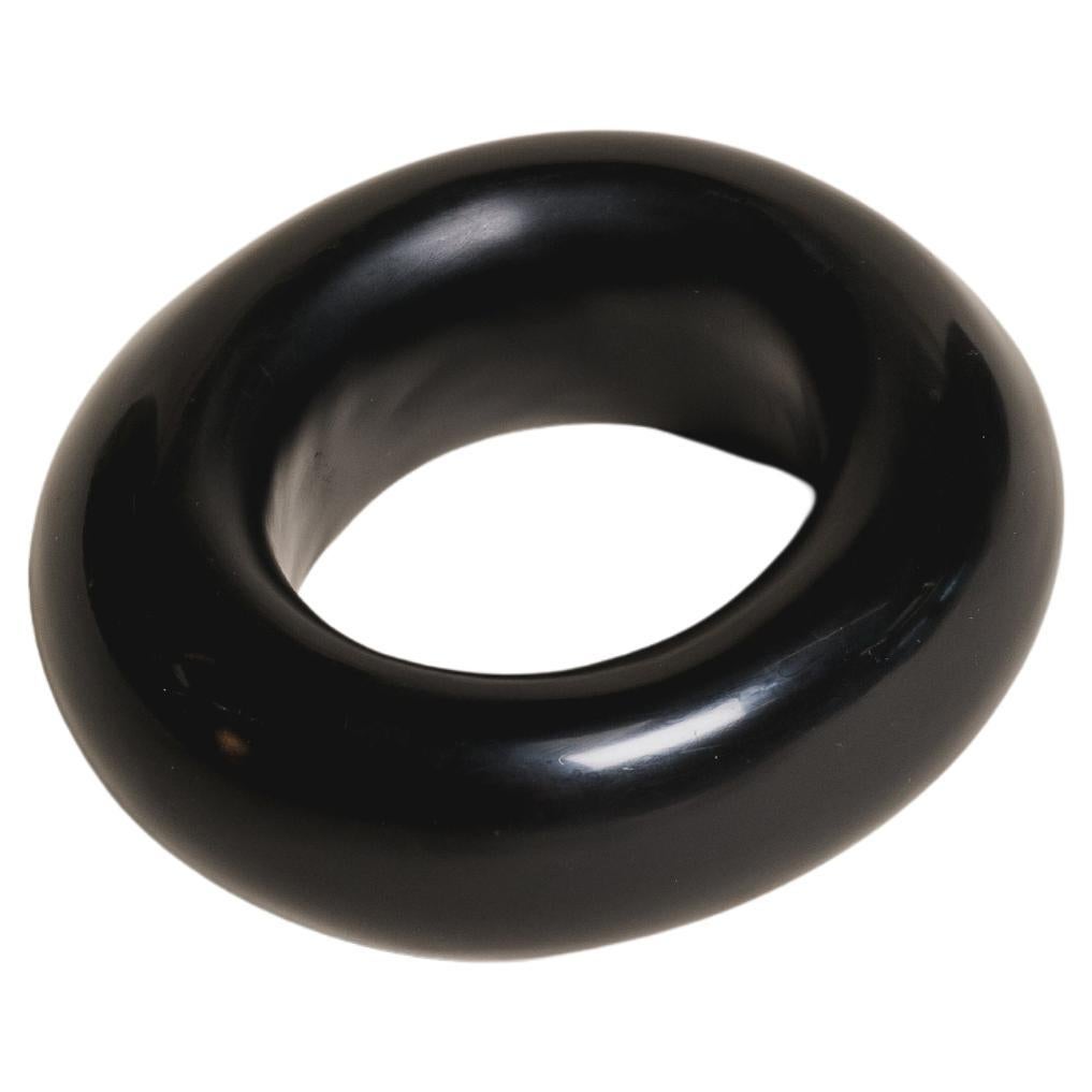 Bangle grande contemporaneo in lacca nera di Alice Kuo in vendita