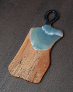 Grande planche de charcuterie contemporaine en hêtre avec acrylique coloré