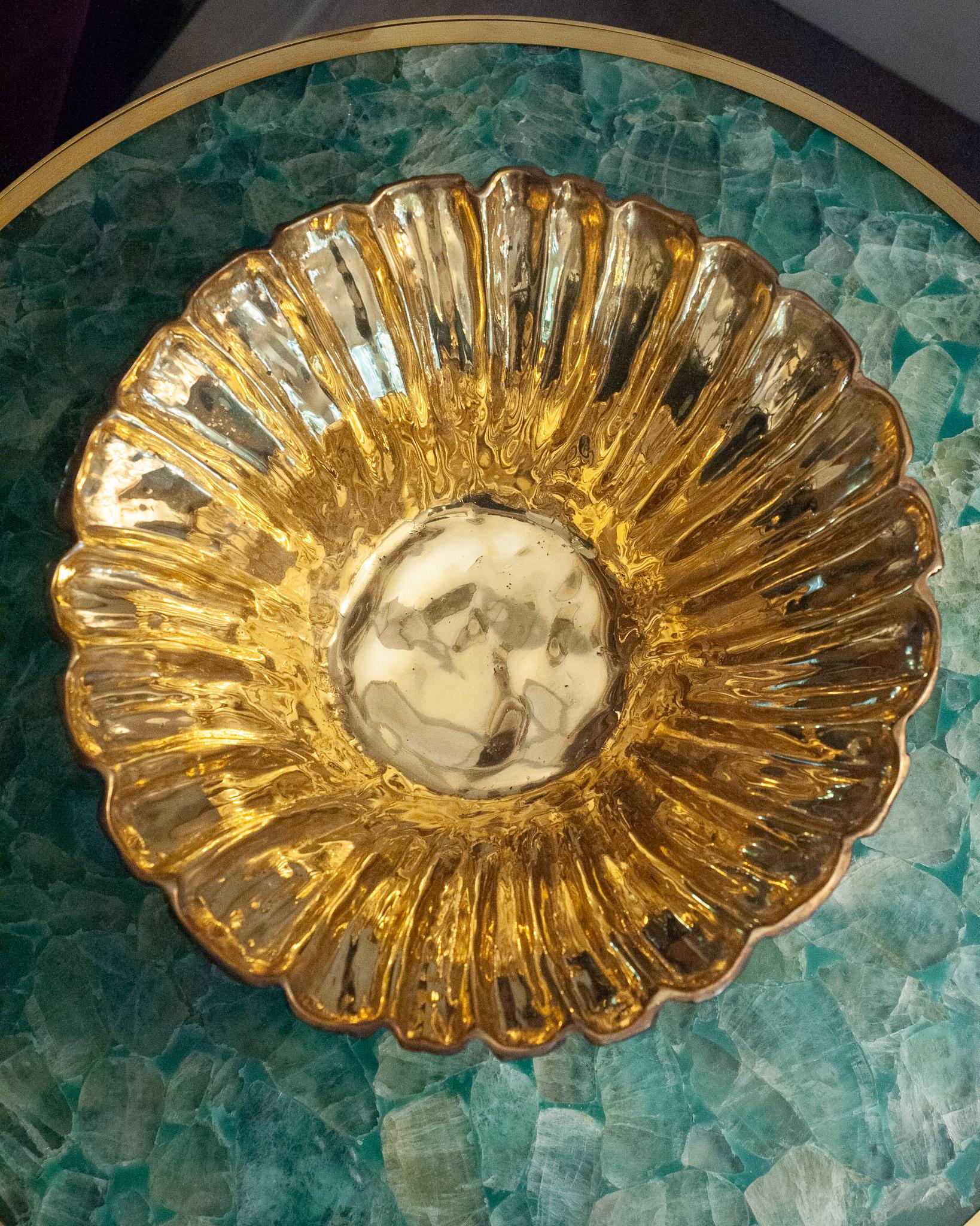 Thailandese Ciotola grande contemporanea in ottone annerito con interno in ottone lucido in vendita