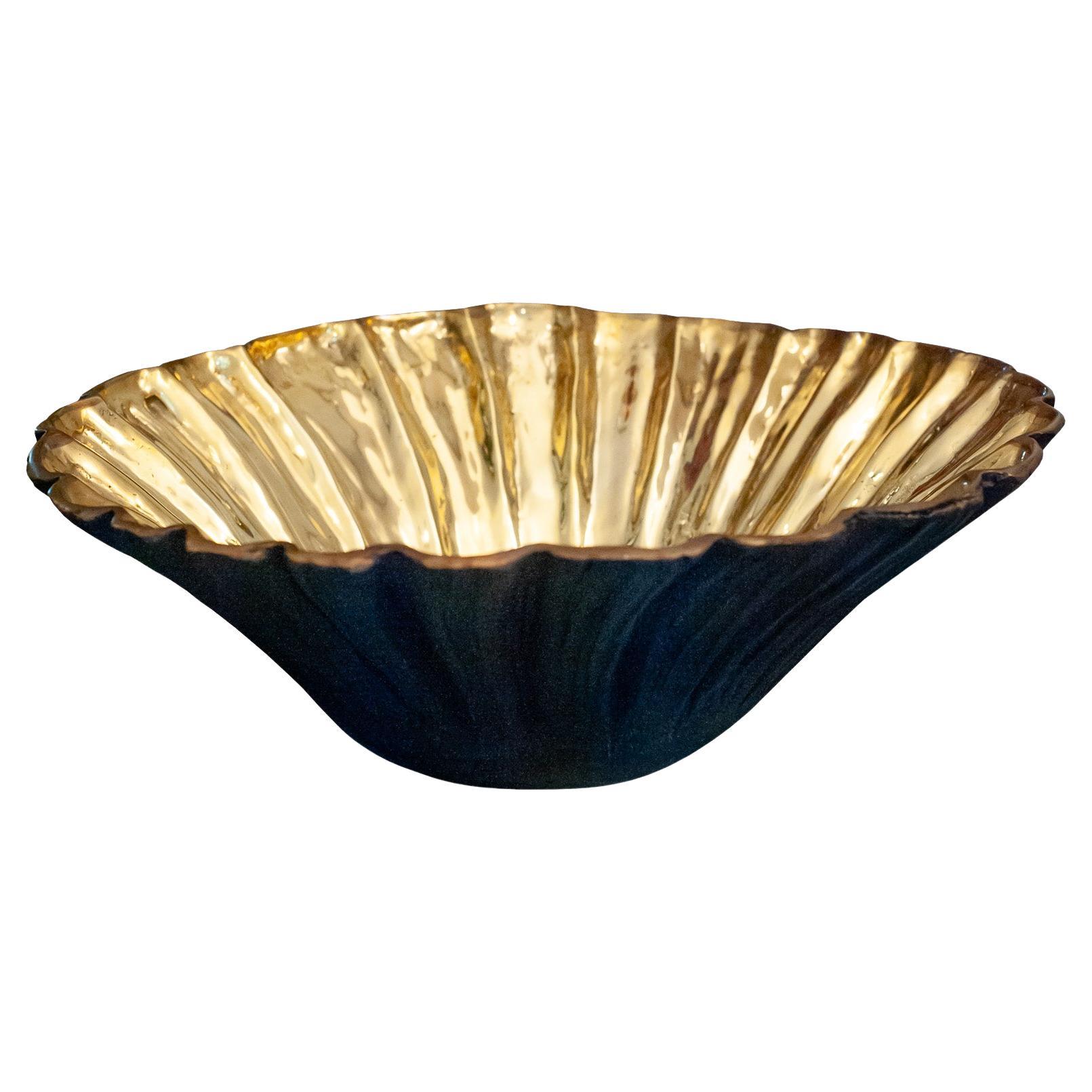 Ciotola grande contemporanea in ottone annerito con interno in ottone lucido
