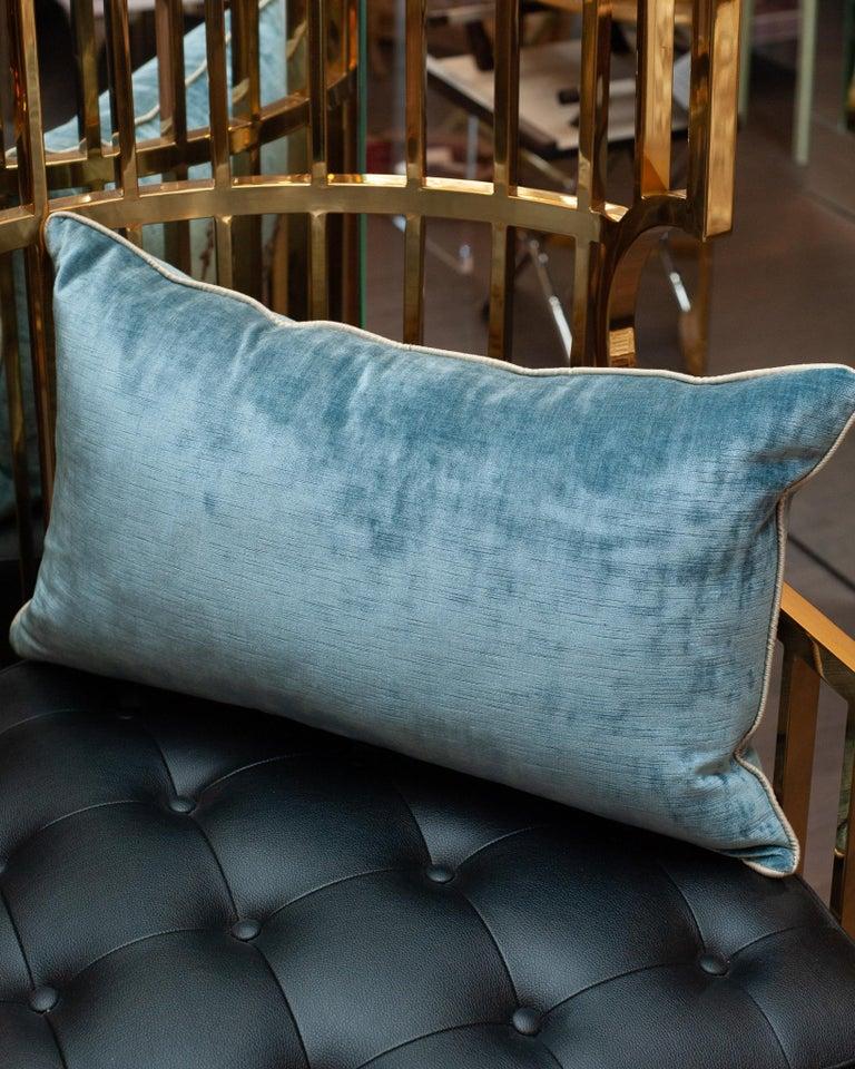 Cuscino contemporaneo in velluto blu di grandi dimensioni con applicazioni ricamate antiche In condizioni Nuovo in vendita a Toronto, ON