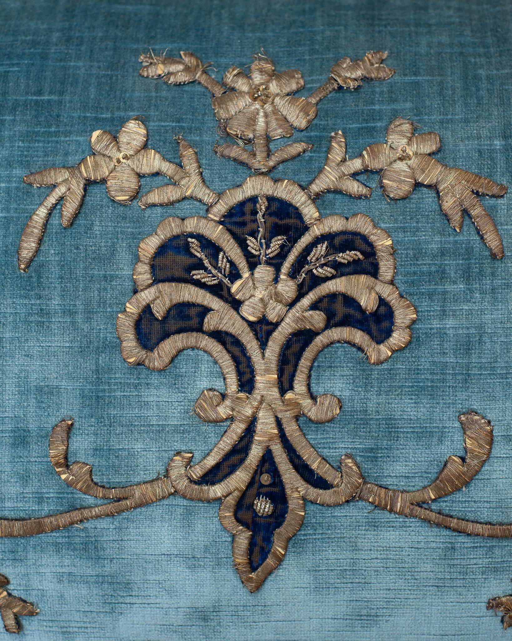 XXIe siècle et contemporain Grand oreiller contemporain en velours bleu avec appliqué brodé antique en vente