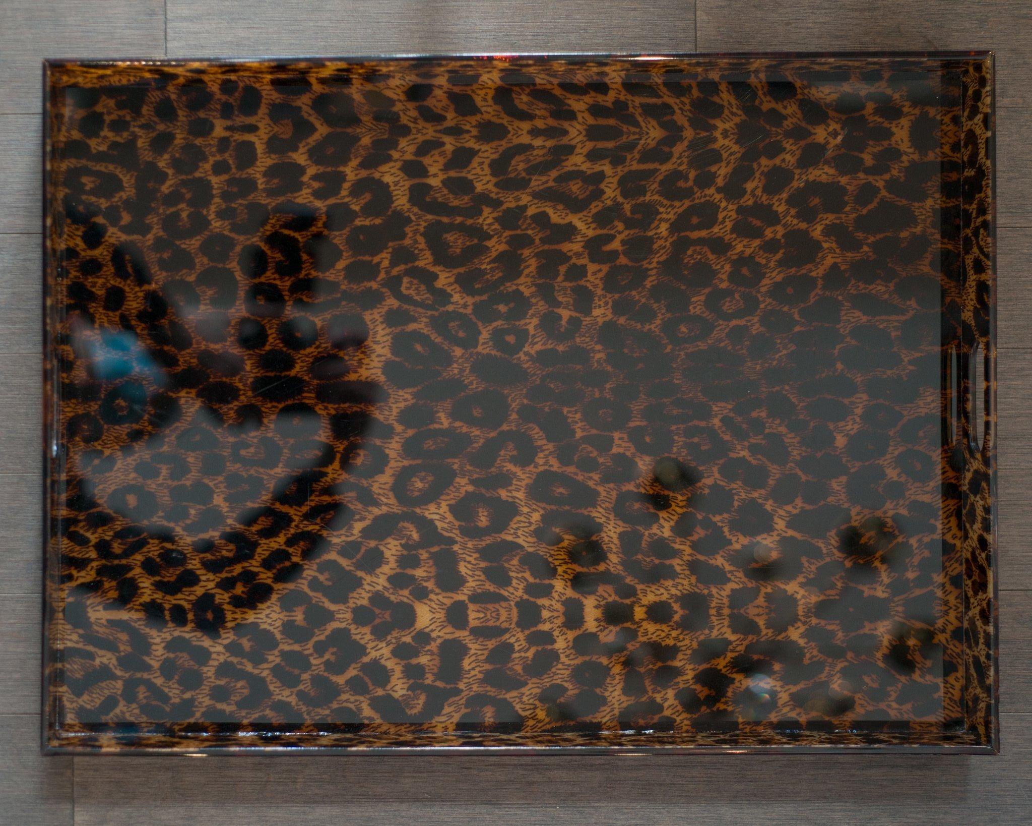 A large contemporary leopard print acrylic tray. Perfect for entertaining and transitional between indoor and outdoor use. Made in Italy.