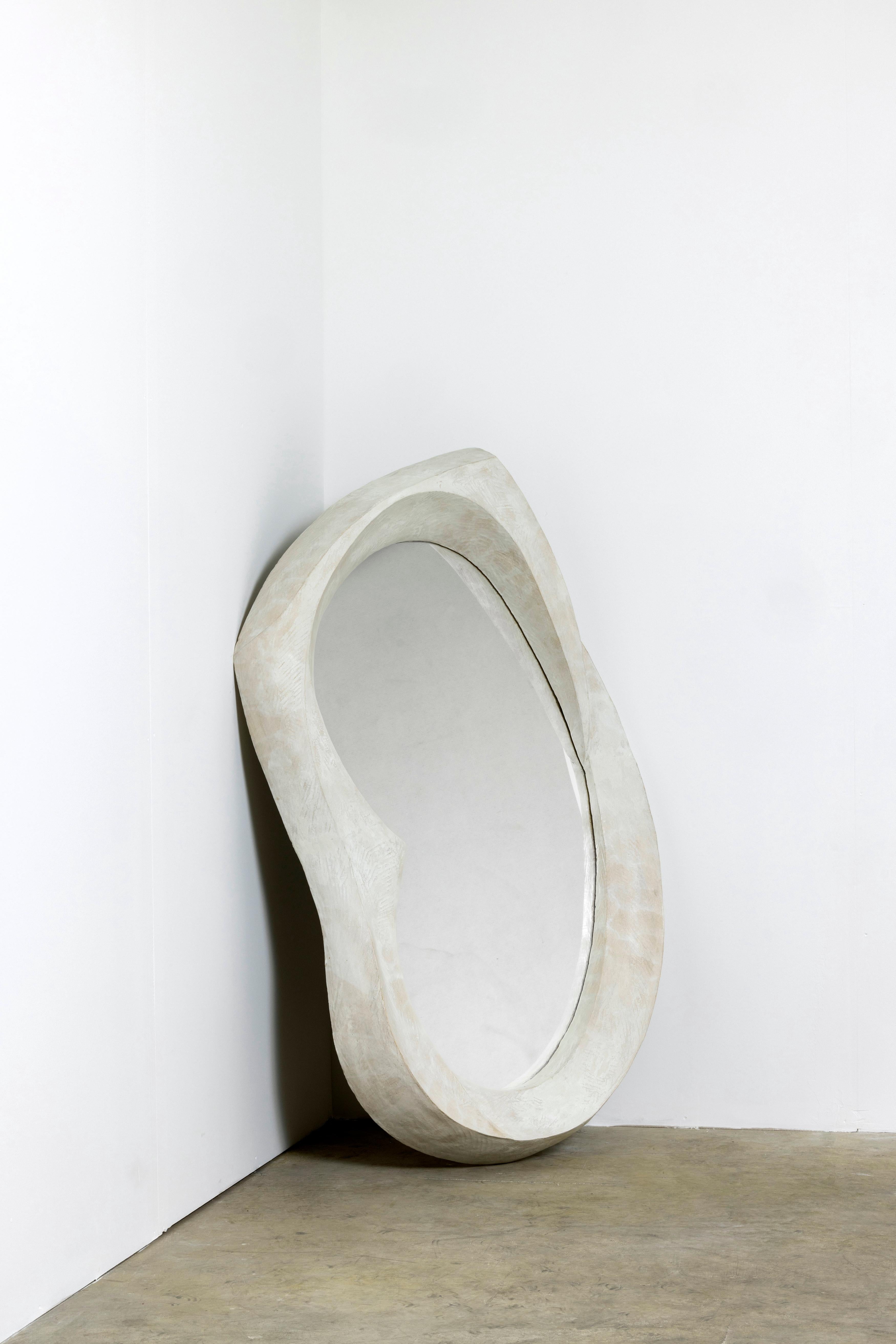 Miroir Faille III par Natasha Dakhli
Dimensions : H 143 x L 85 x P 16 cm
Matériau : Grès, émail blanc
Type : unique
Année : 2024

S'inspirant des architectures primitives, le miroir sculpté est entrelacé de formes organiques à grande échelle.