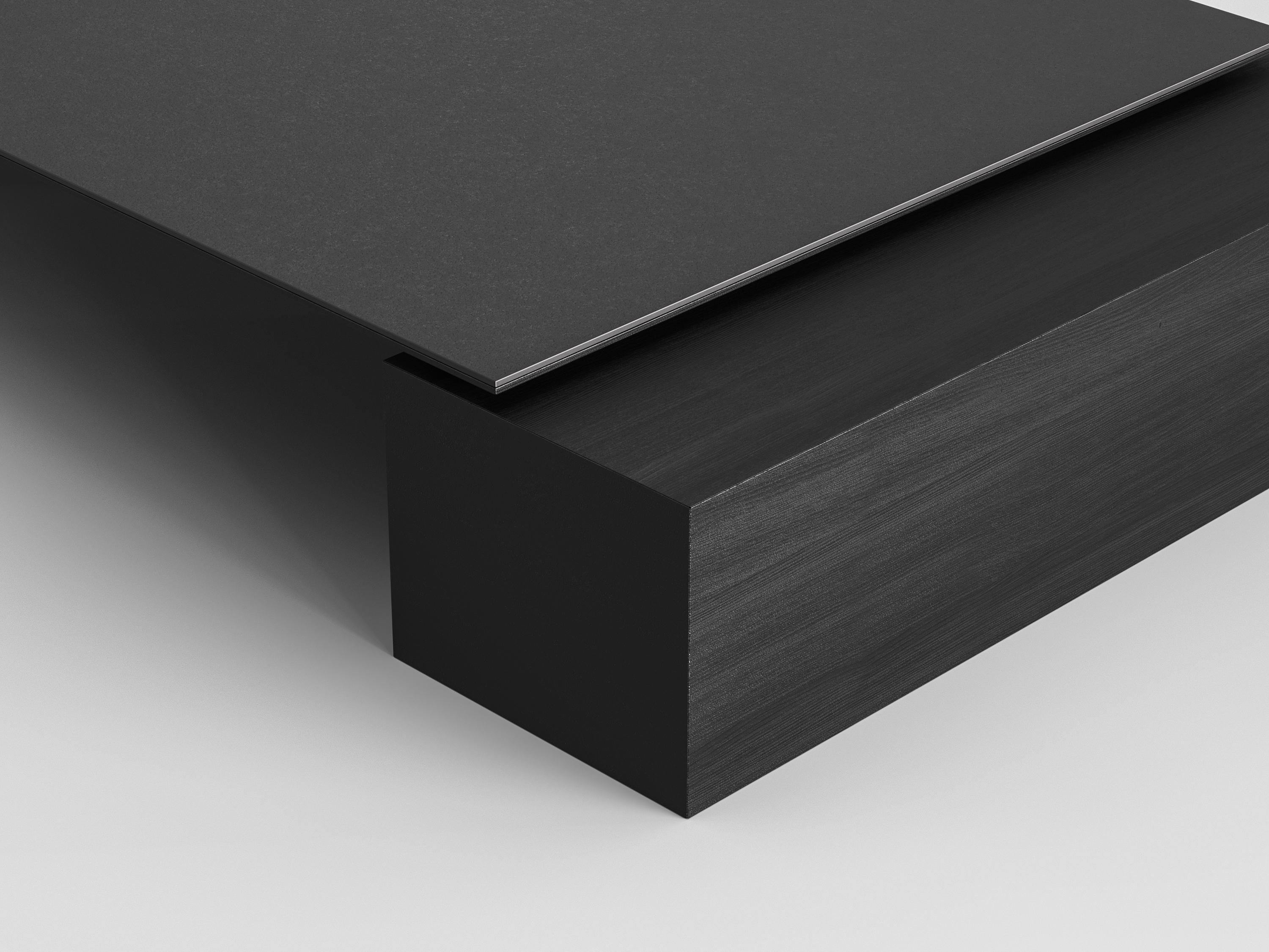 Minimaliste Table basse contemporaine 'Purezza' avec plateau en céramique par Nero en vente